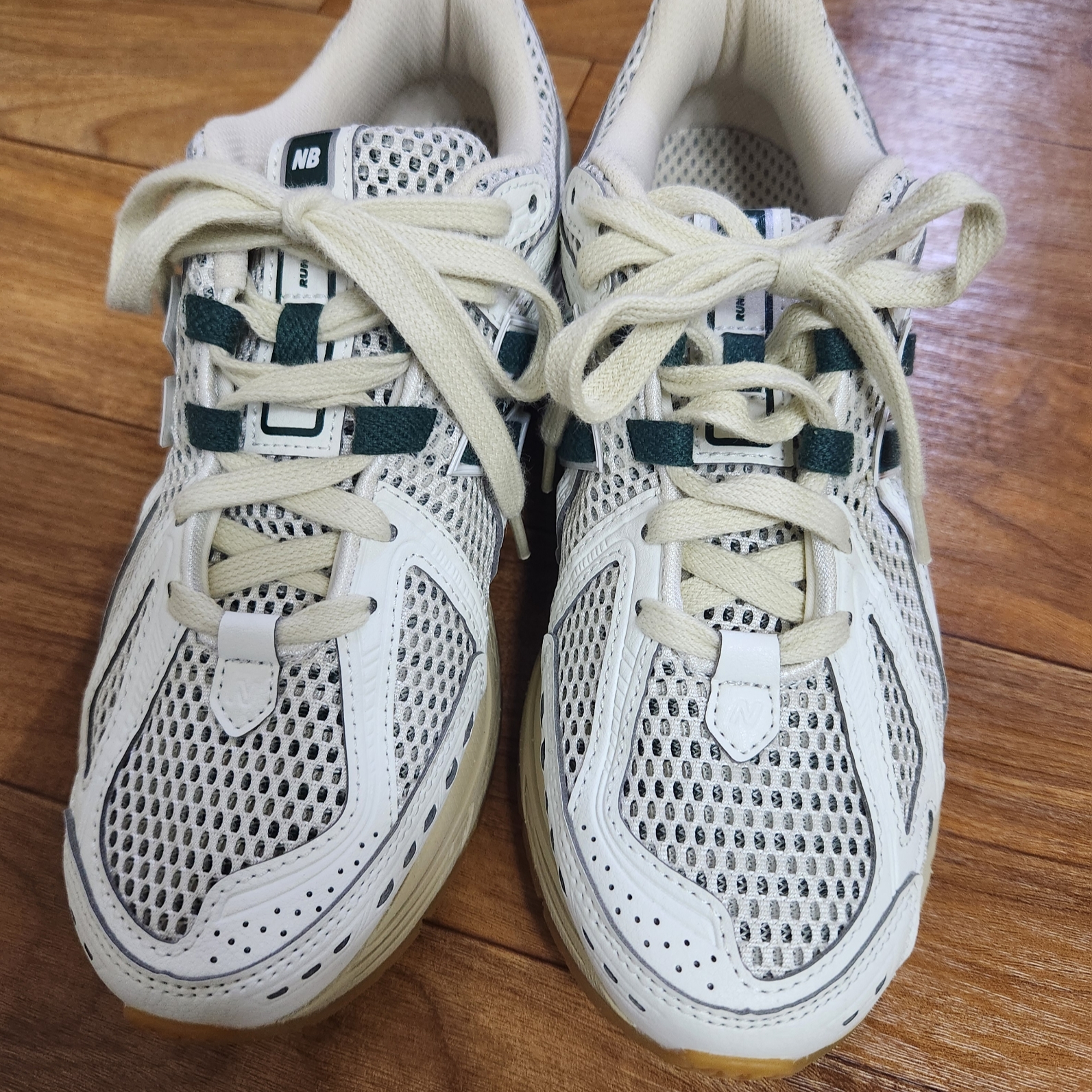 New Balance 1906R Silver Green 착용 스타일
