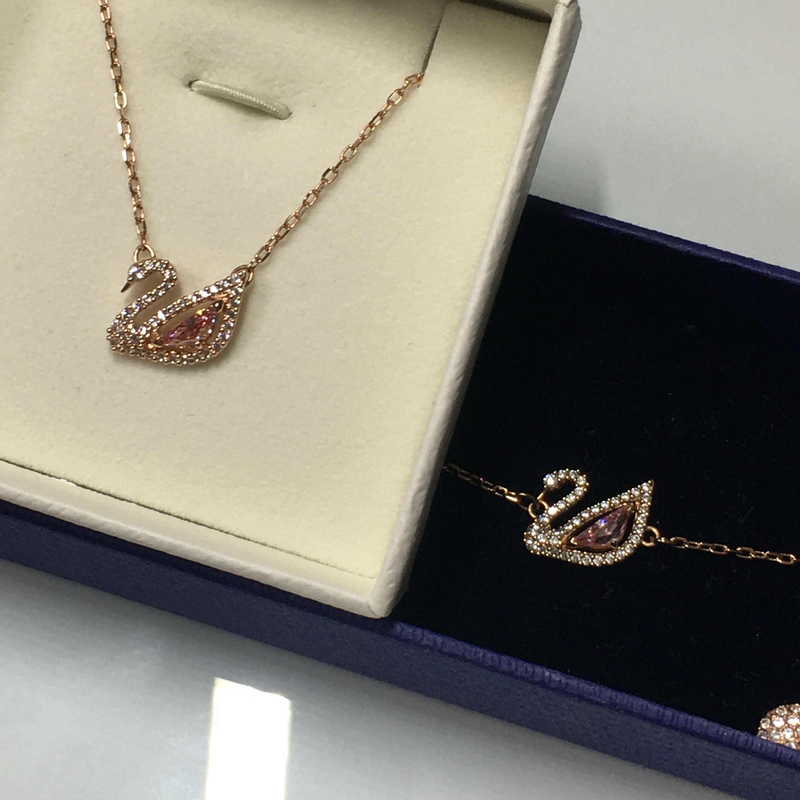 (W) Swarovski Dazzling Swan Necklace Pink Rose Gold Plated, (W) Swarovski Dazzling Swan Bracelet Pink Rose Gold Plated 착용 스타일