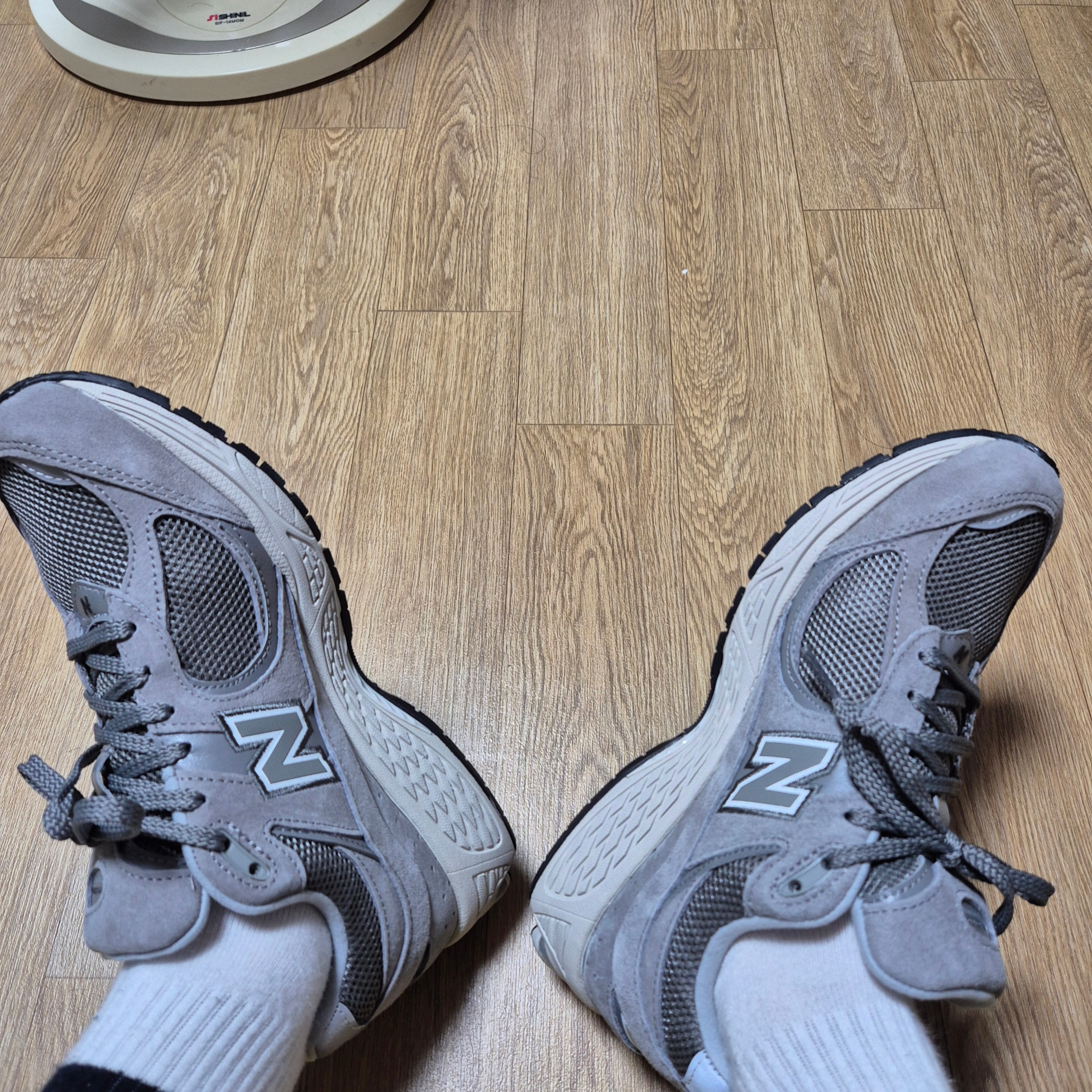 New Balance 2002R Grey 착용 스타일