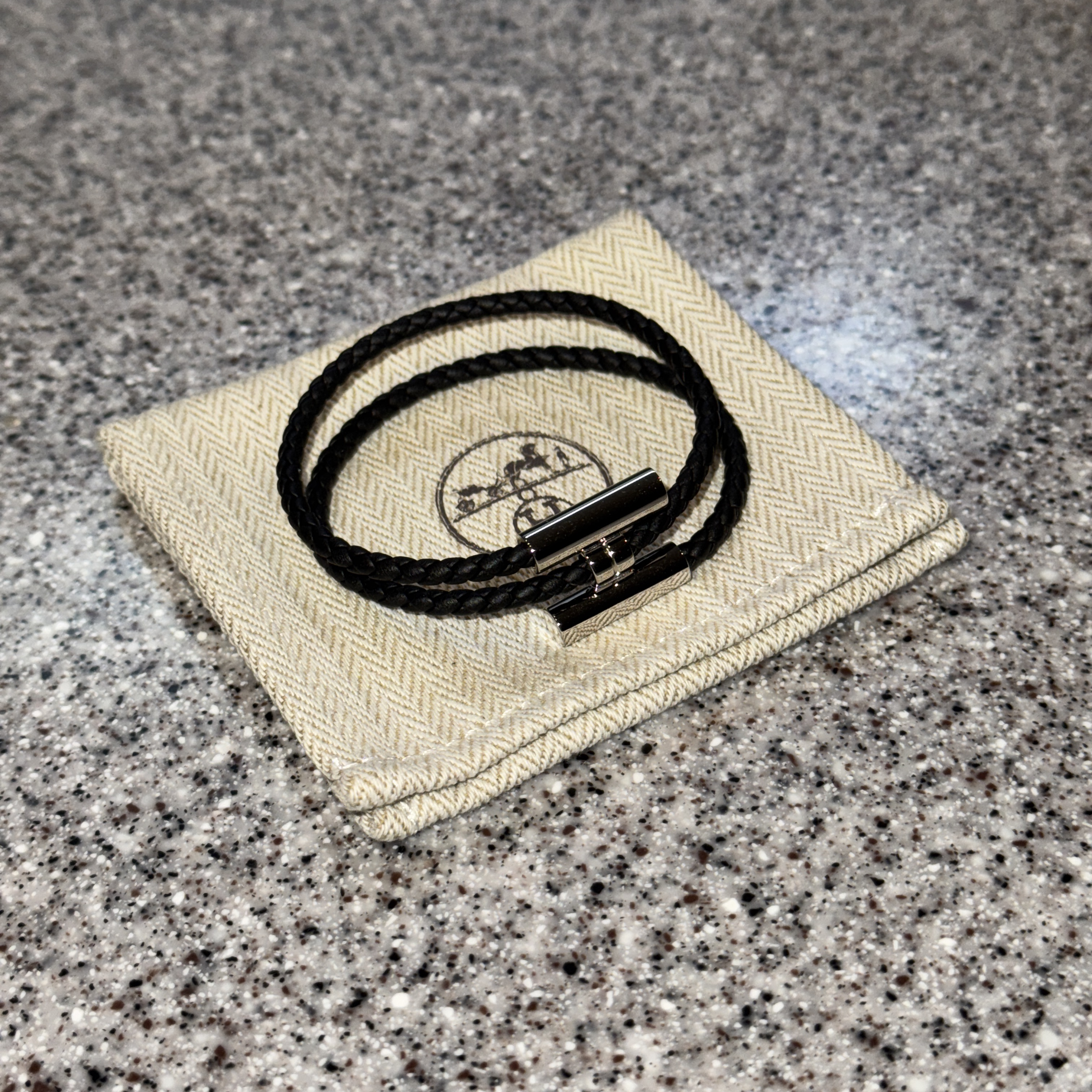 Hermes Tournis Tresse Bracelet Swift Calfskin Palladium & Noir 착용 스타일