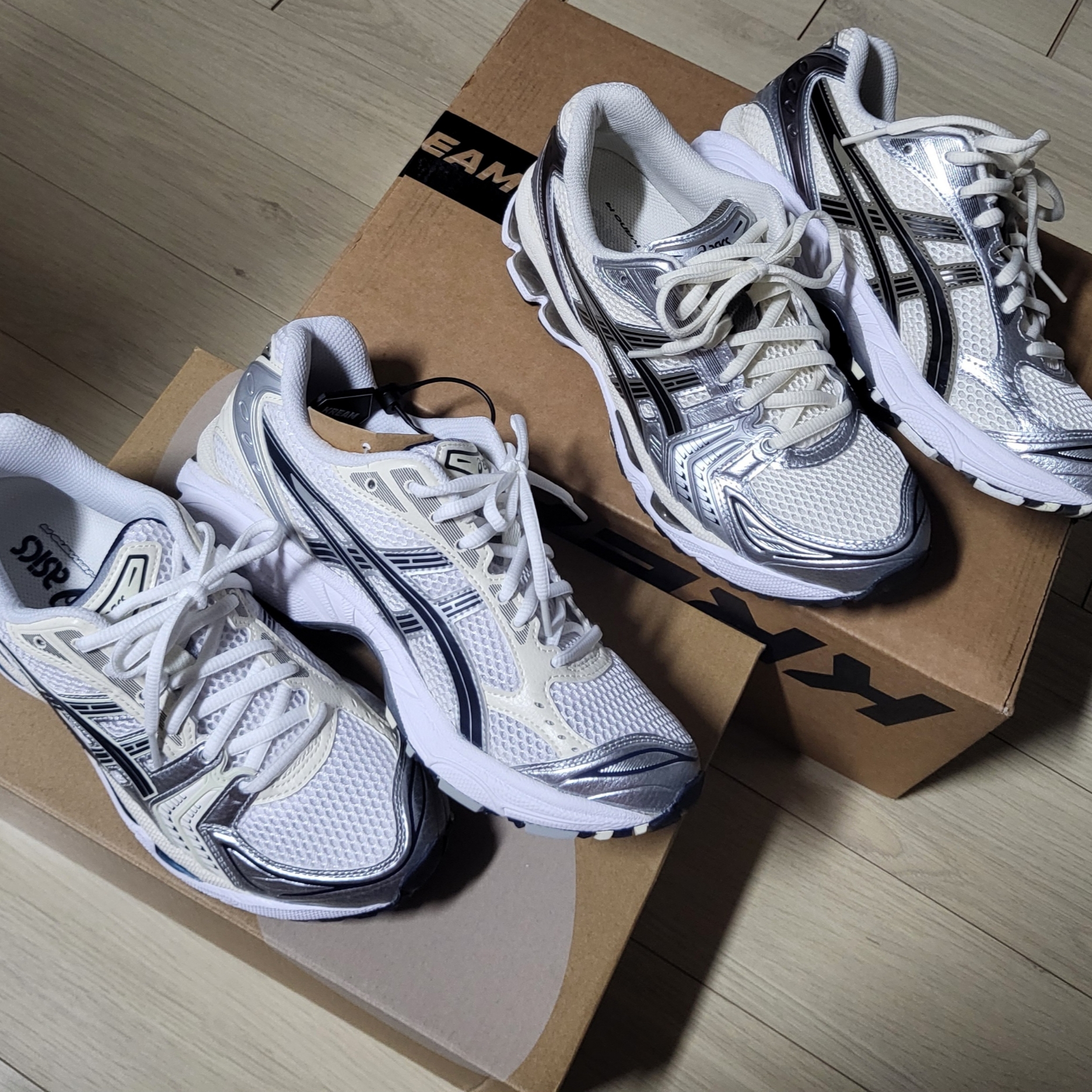 (W) Asics Gel-Kayano 14 White Midnight, Asics Gel-Kayano 14 Cream Black 착용 스타일 - 2