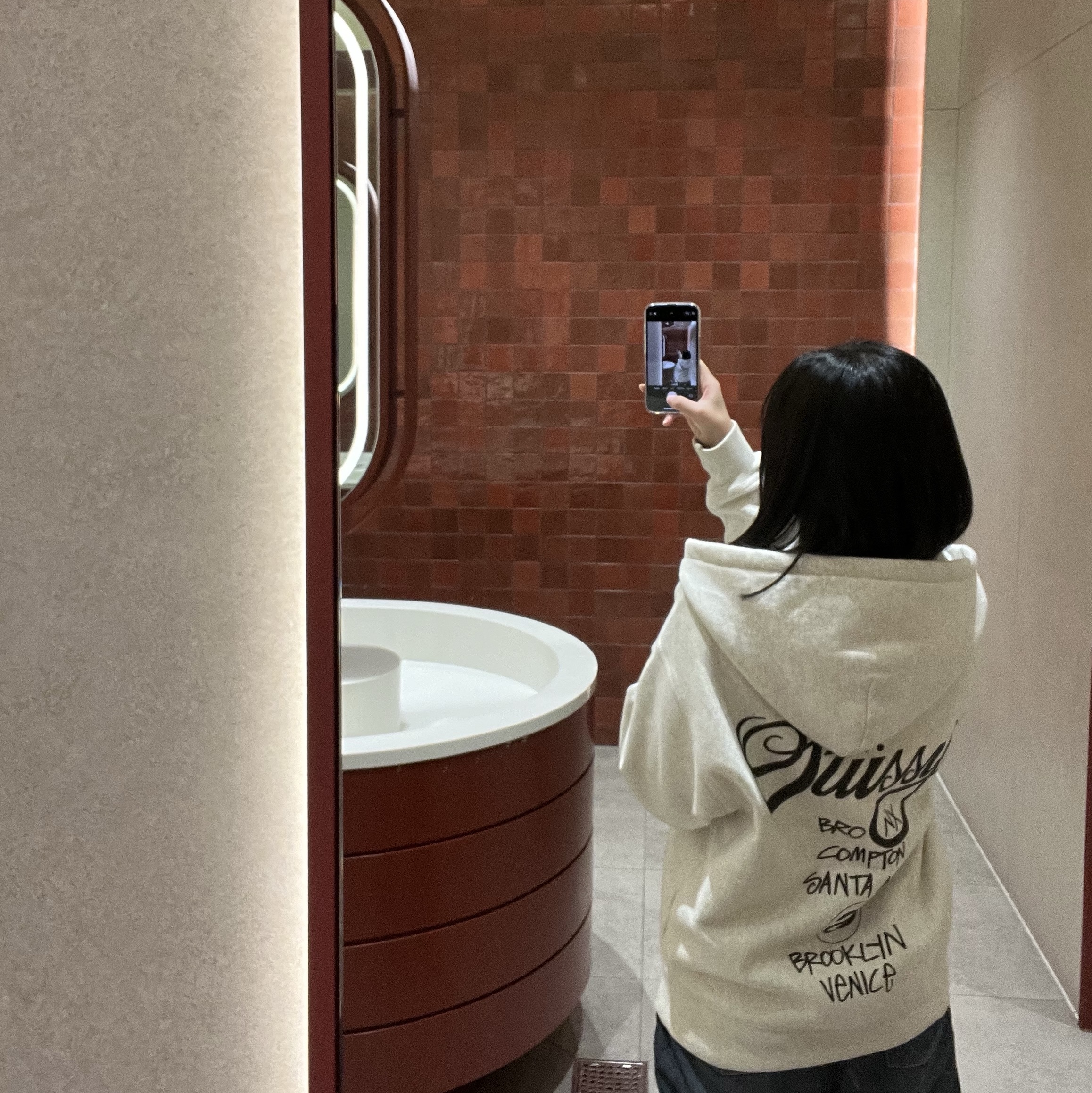 Stussy World Tour Zip Hoodie Ash Heather 2022 착용 스타일