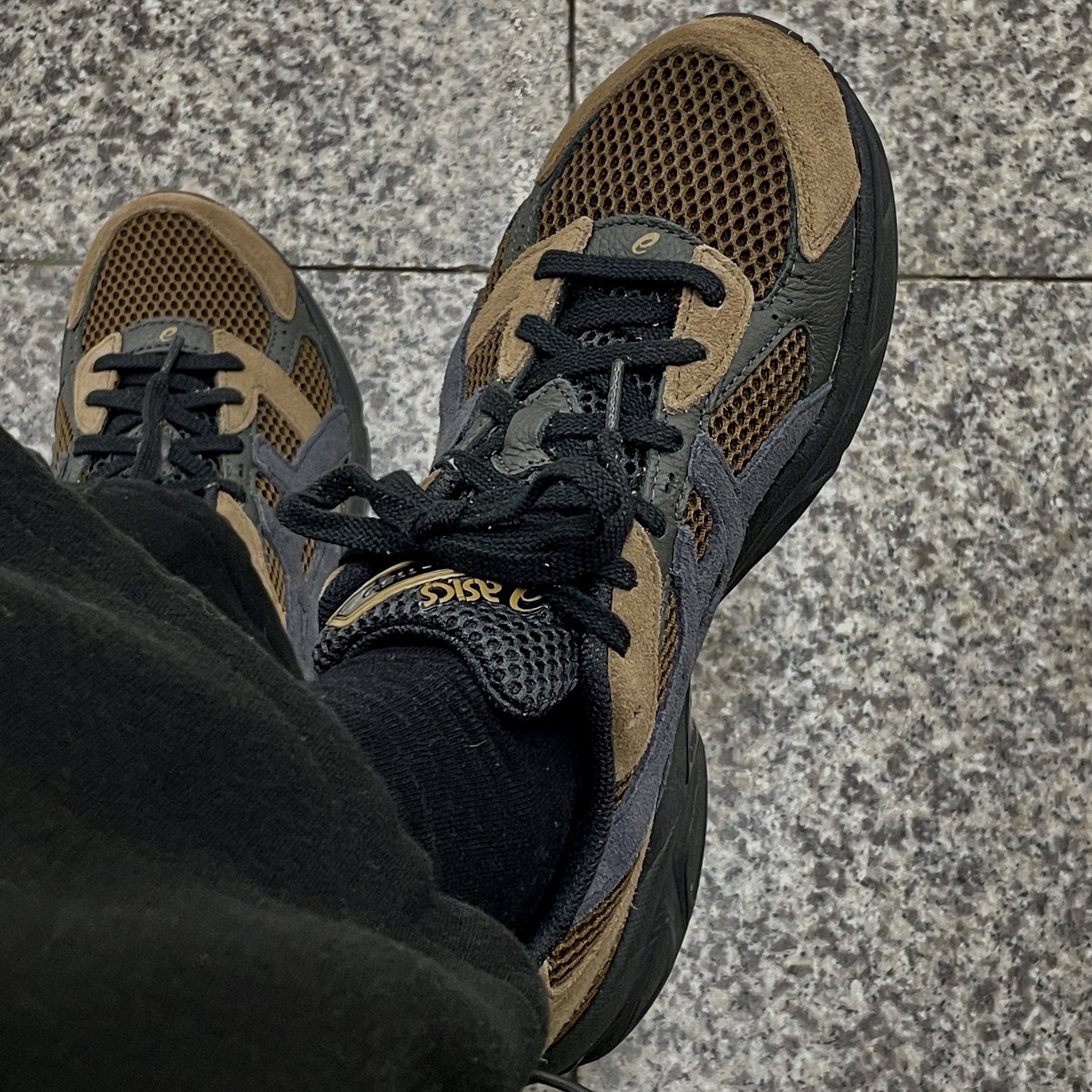 Asics Gel-1130 SMU Dark Brown Midnight 착용 스타일
