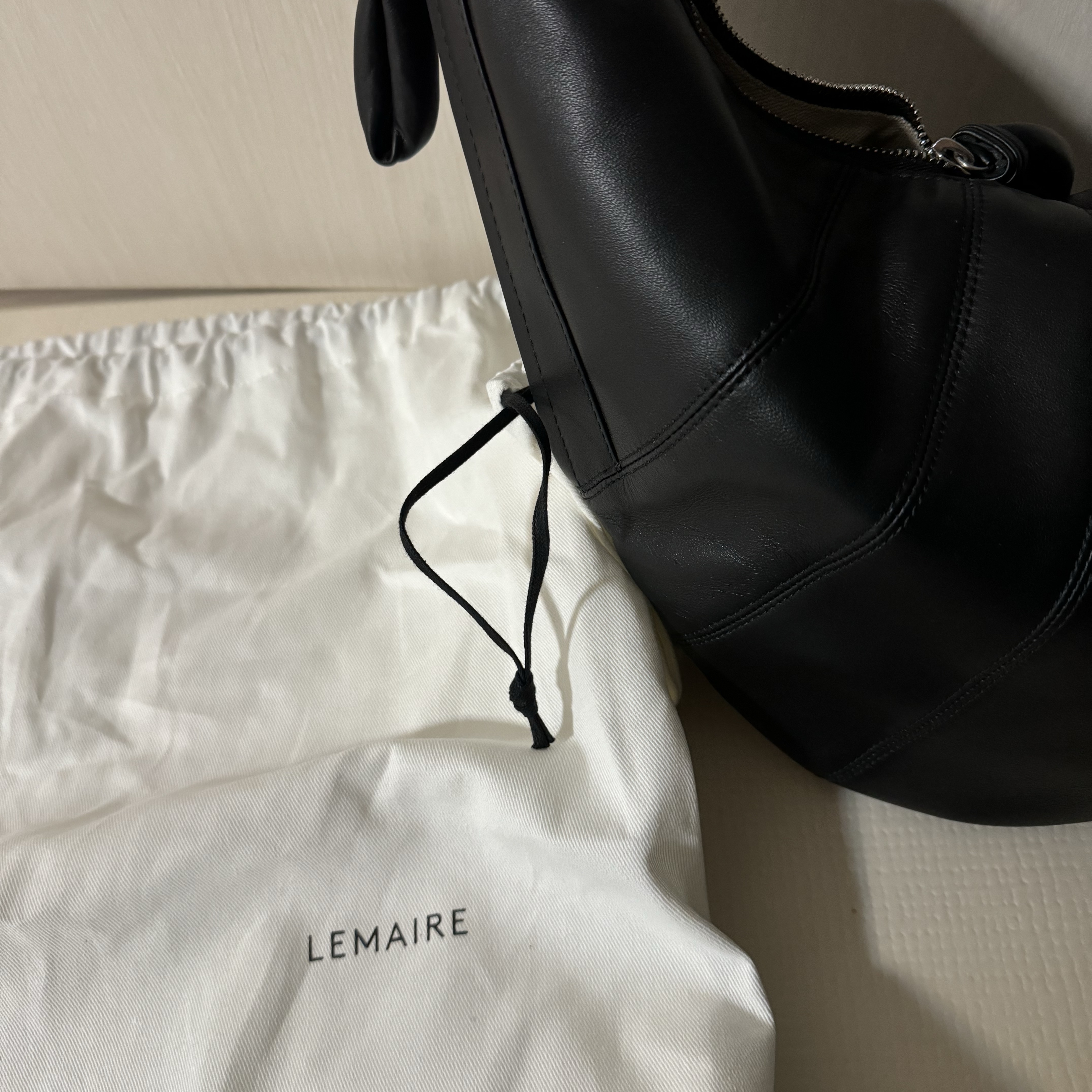 Lemaire Fortune Croissant Bag Soft Nappa Leather Black 착용 스타일