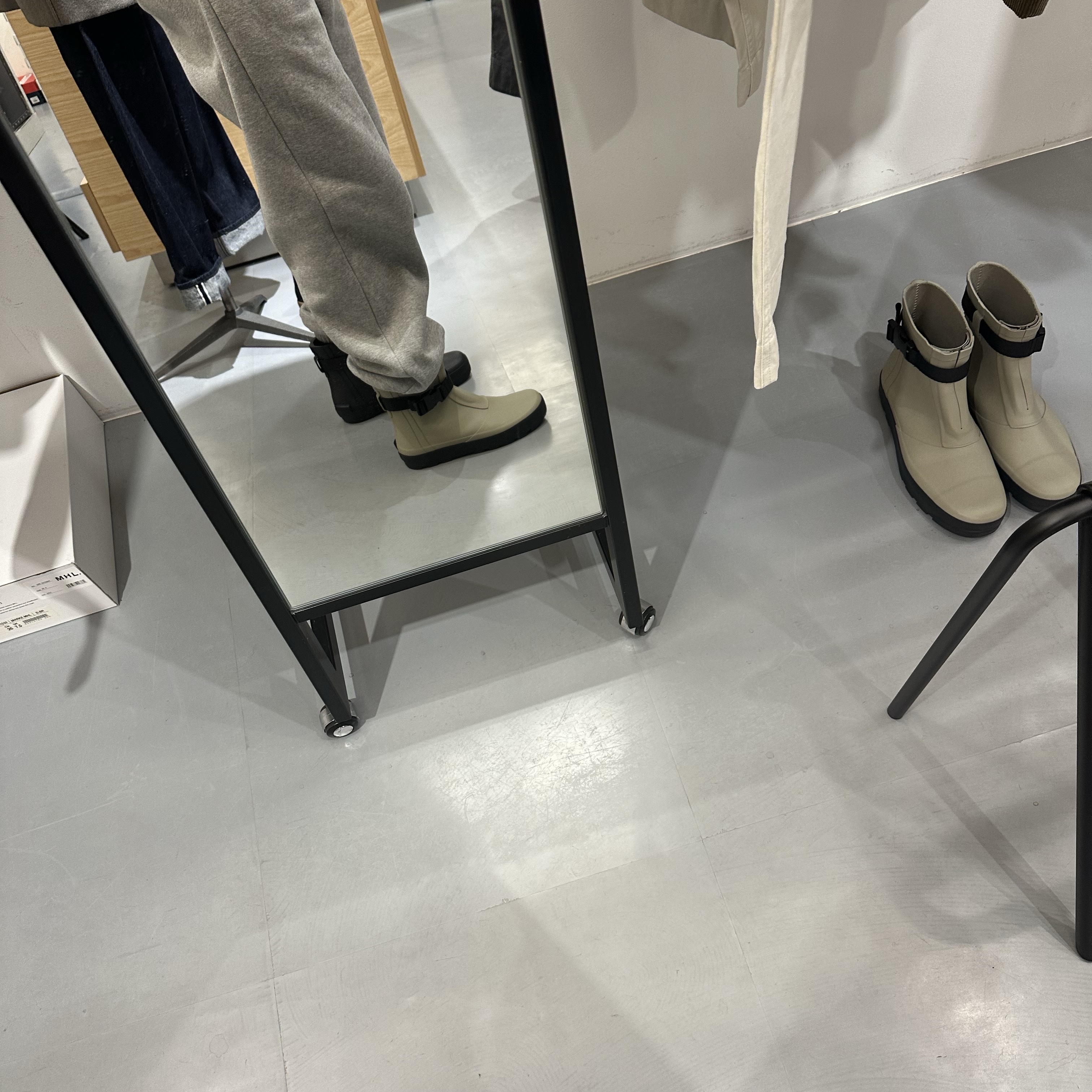 Moonstar x MHL. Rubber Rain Boots Dark Brown 착용 스타일 - 3