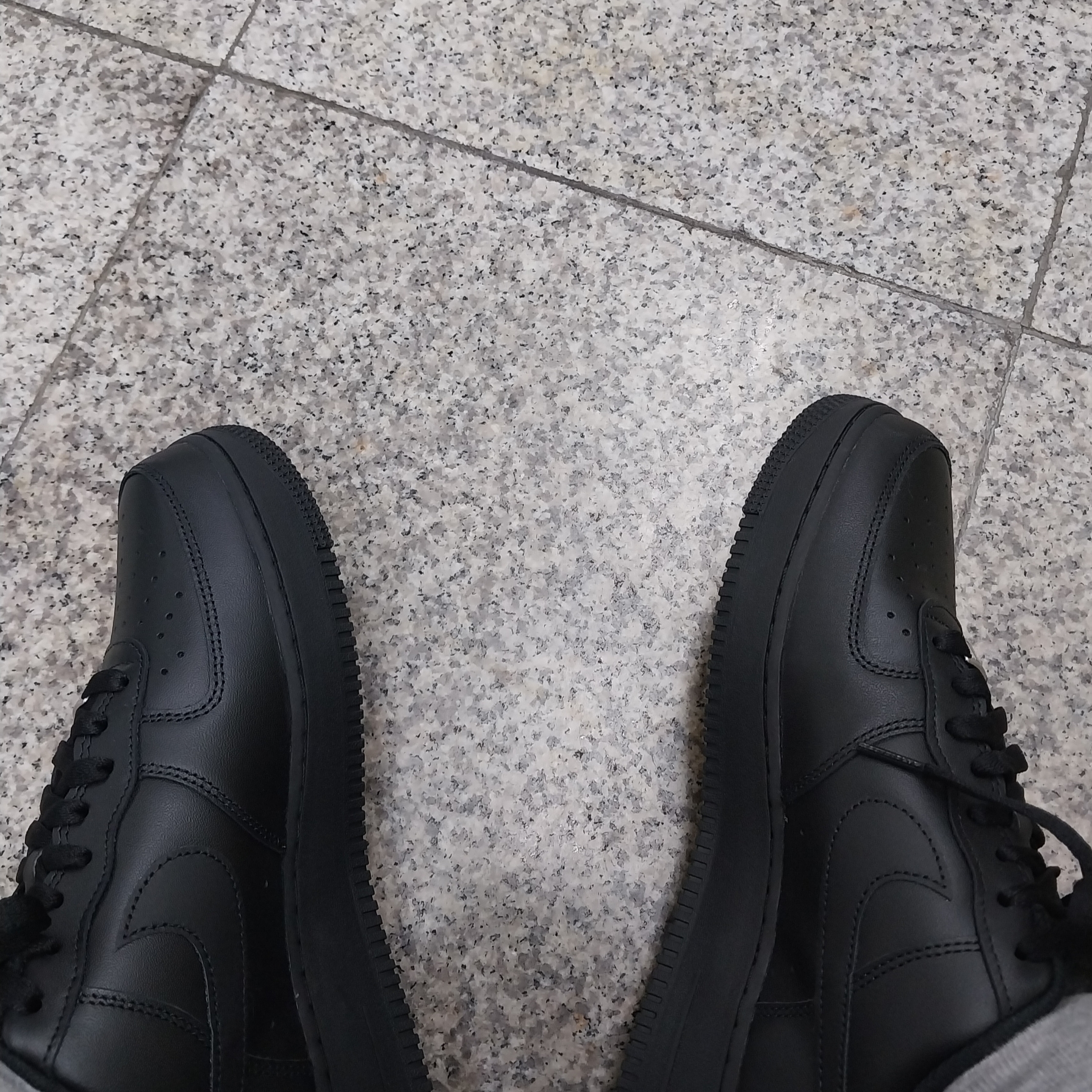 Nike Air Force 1 '07 Low Triple Black 착용 스타일 - 2