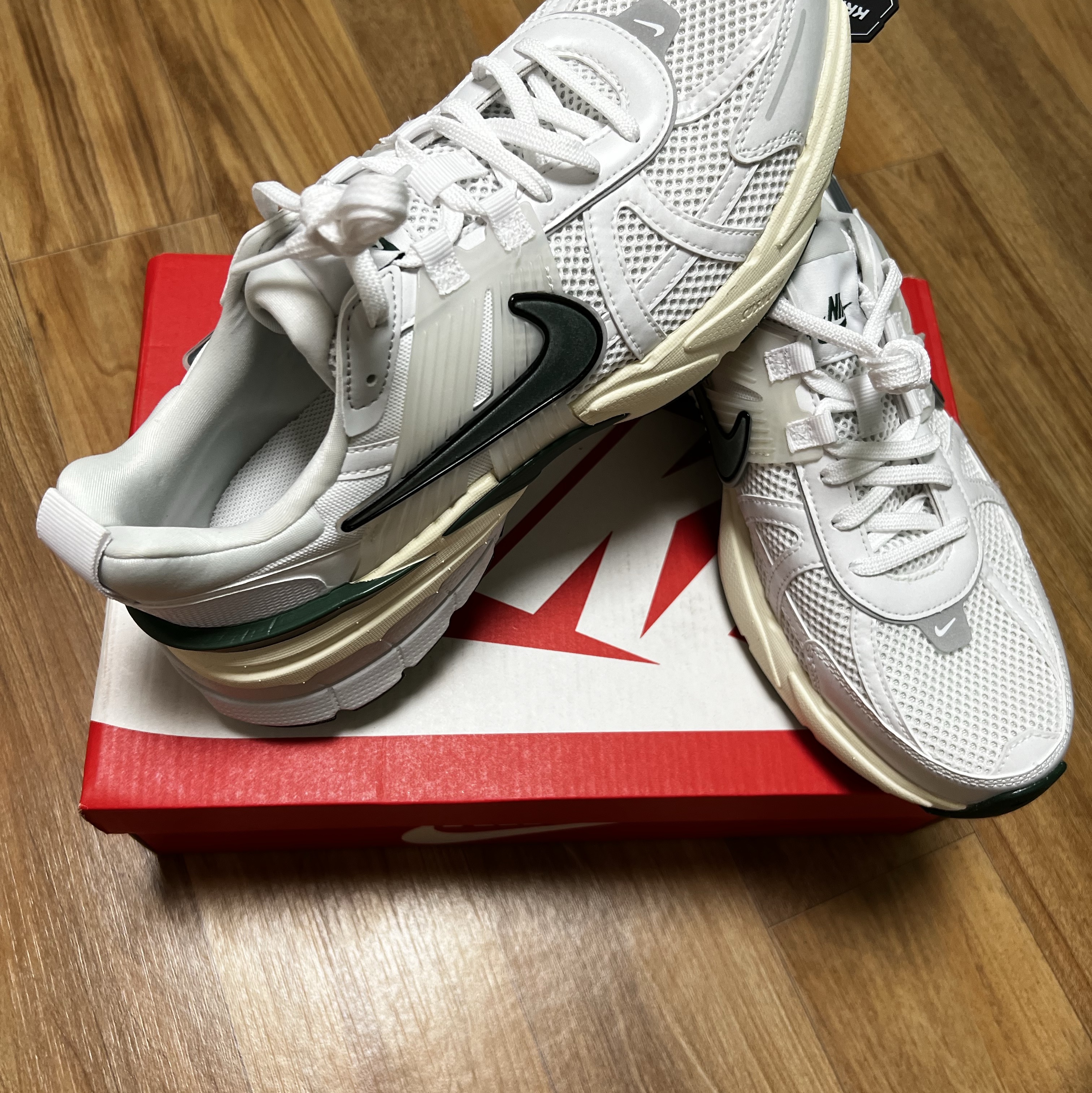 Nike V2K Run White Fir 착용 스타일 - 1