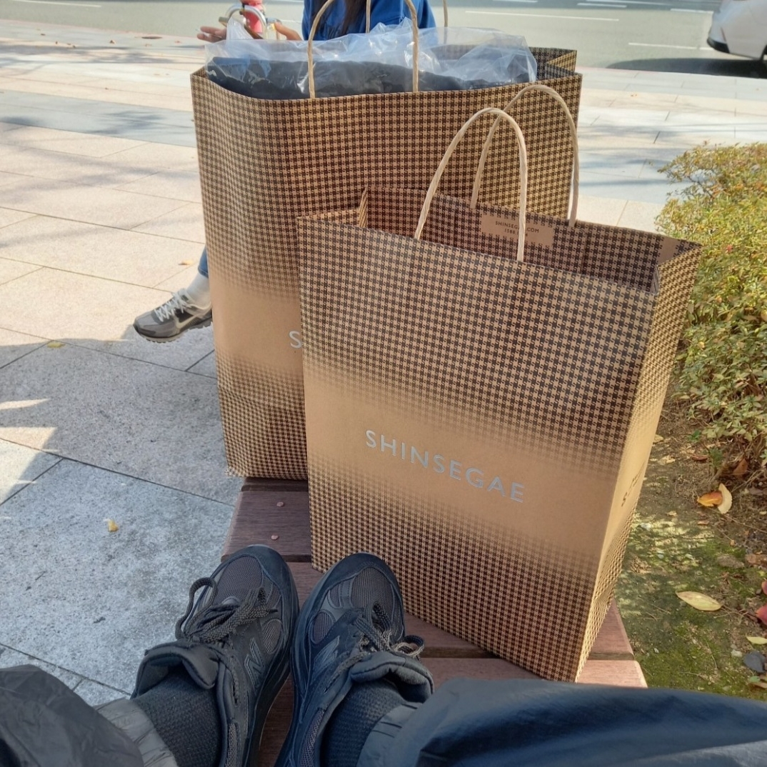 (W) UGG Disquette Slipper Chestnut, New Balance x Stone Island 991v2 Made in UK Black 착용 스타일 - 3
