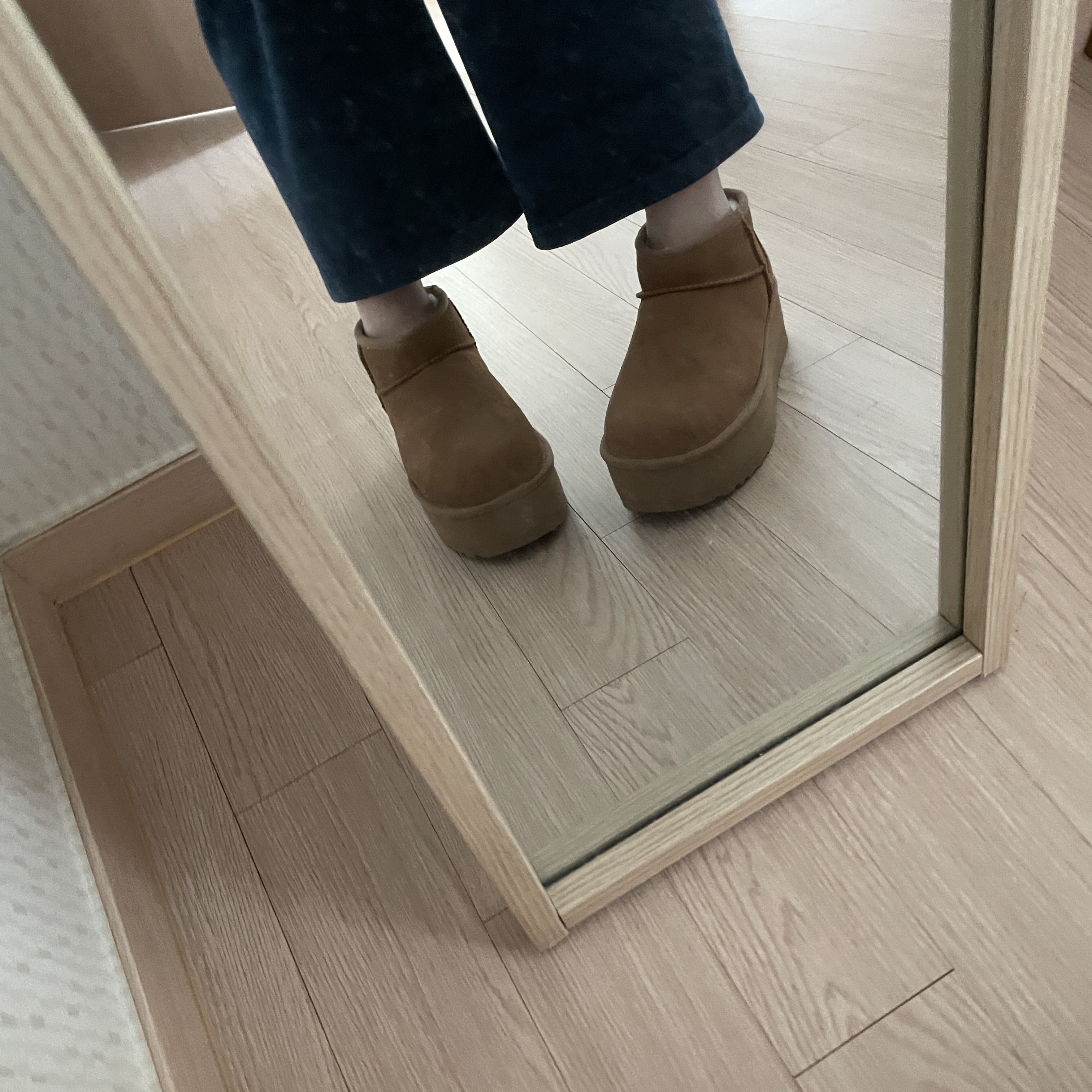 (W) UGG Classic Ultra Mini Platform Boots Chestnut 착용 스타일 - 2
