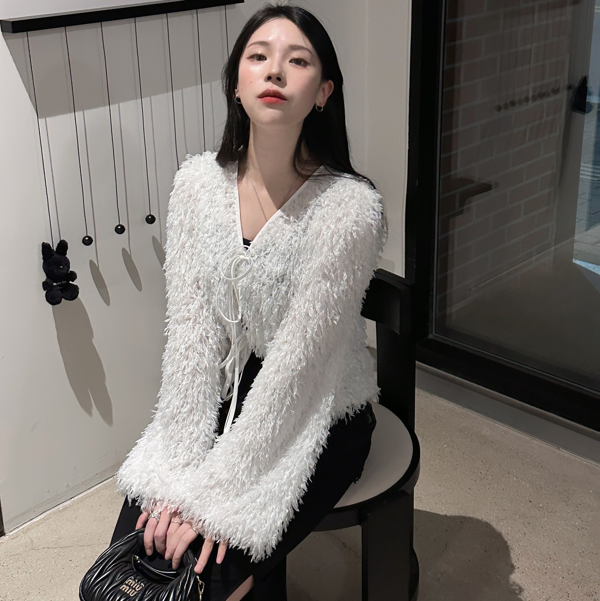 Miu Miu Wander Matelasse Nappa Leather Small Hobo Bag Black 착용 스타일 - 2