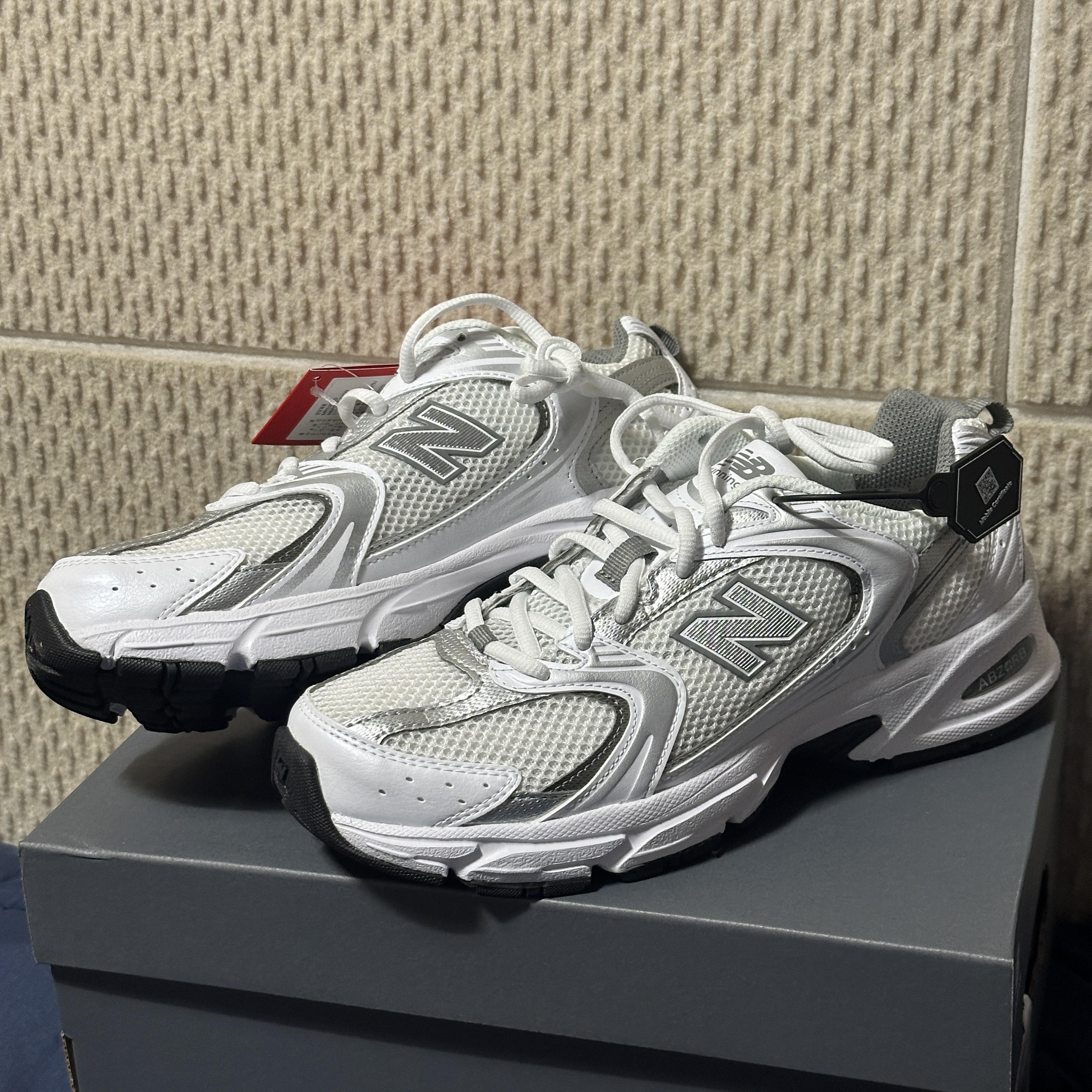 New Balance 530 White Silver 착용 스타일