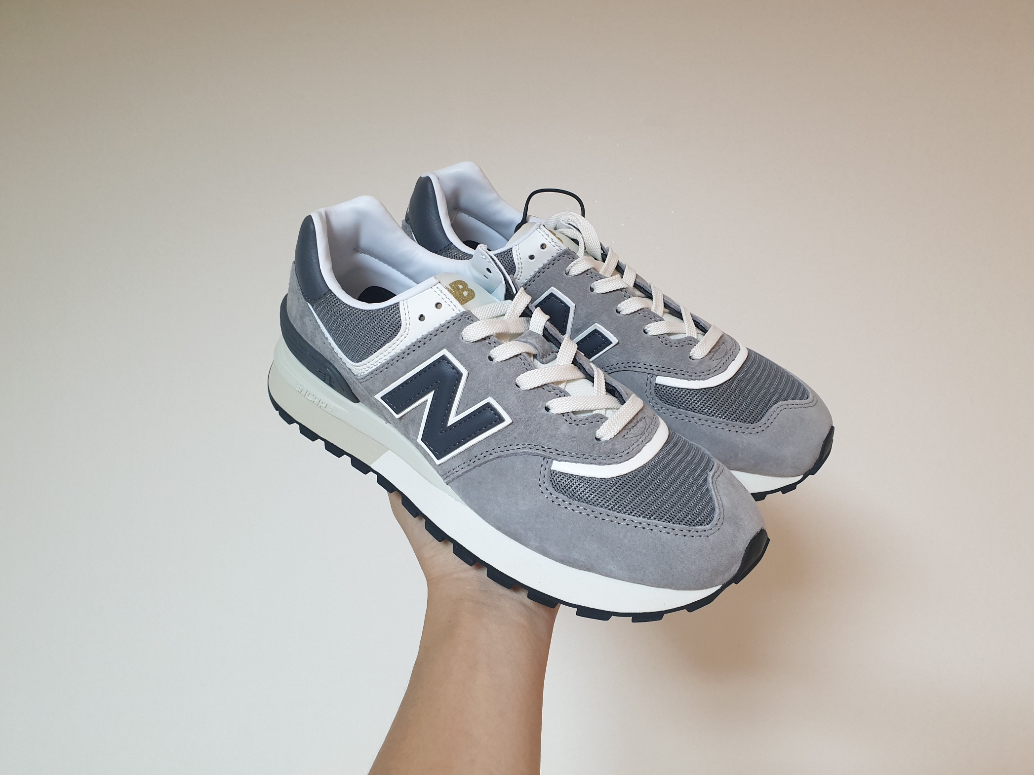 New Balance 574 Legacy Grey 착용 스타일 - 2