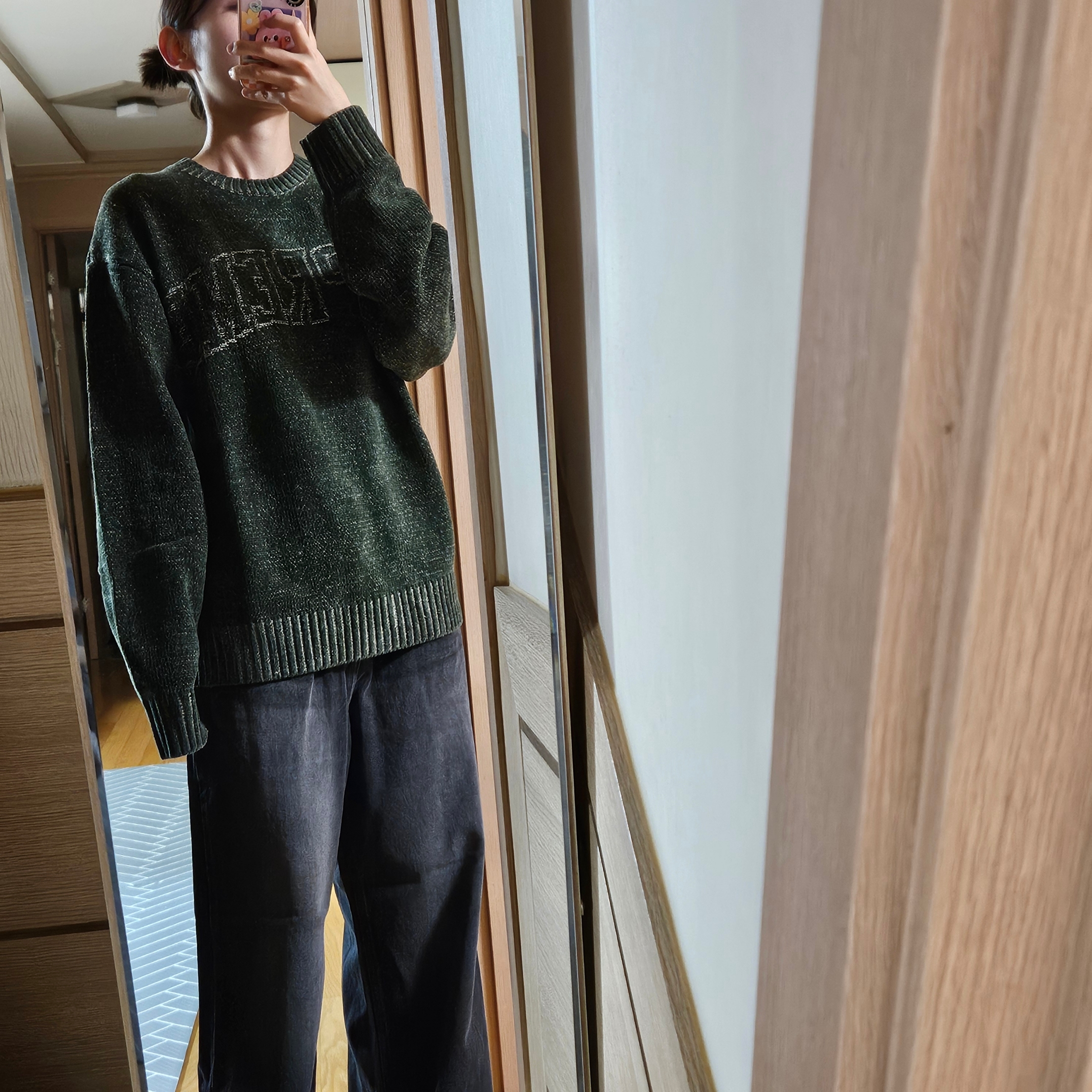 Supreme Contrast Arc Sweater Olive - 24SS 착용 스타일