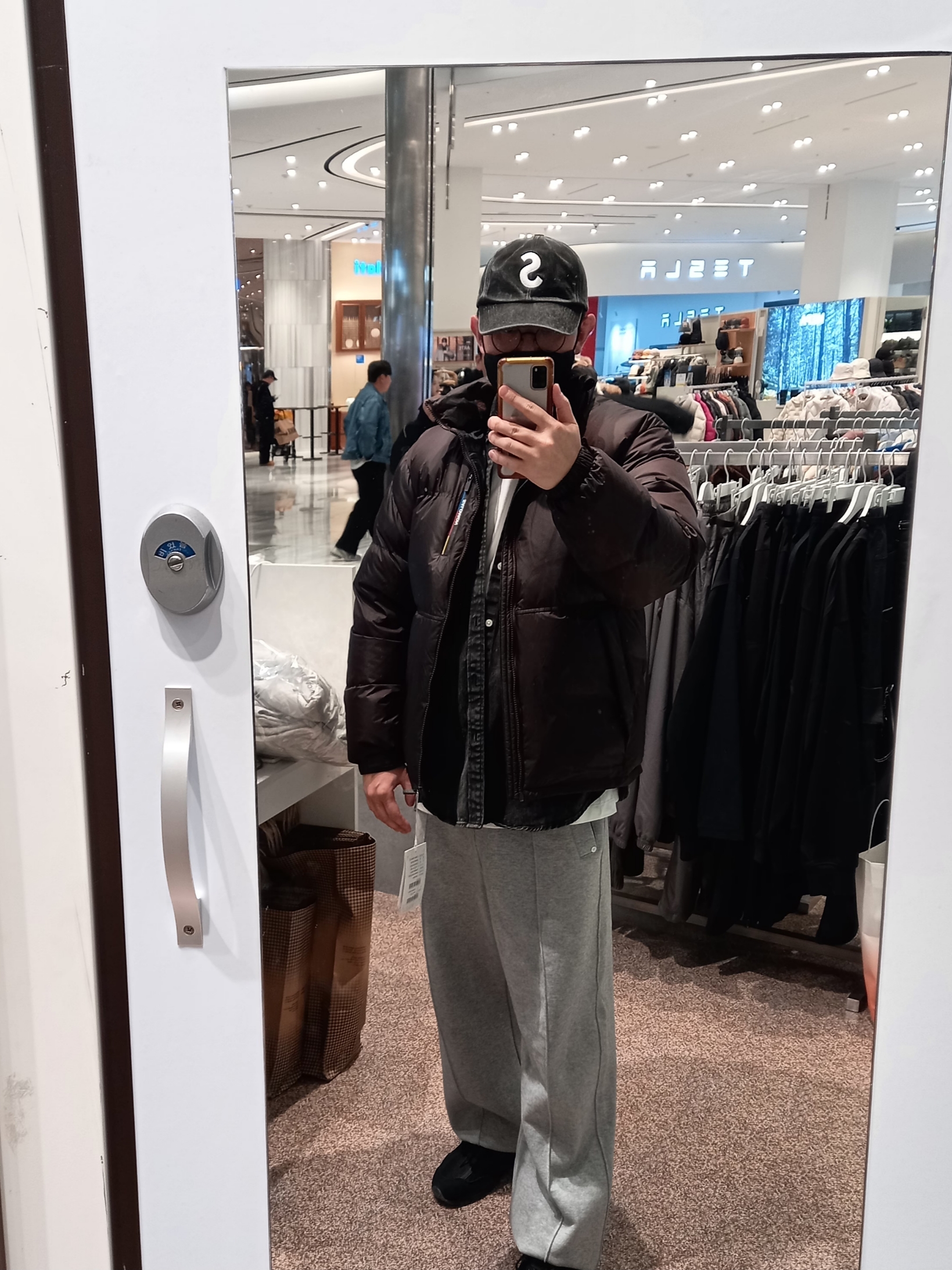 Supreme Pigment S Logo 6-Panel Black - 24FW, New Balance x Stone Island 991v2 Made in UK Black 착용 스타일 - 1