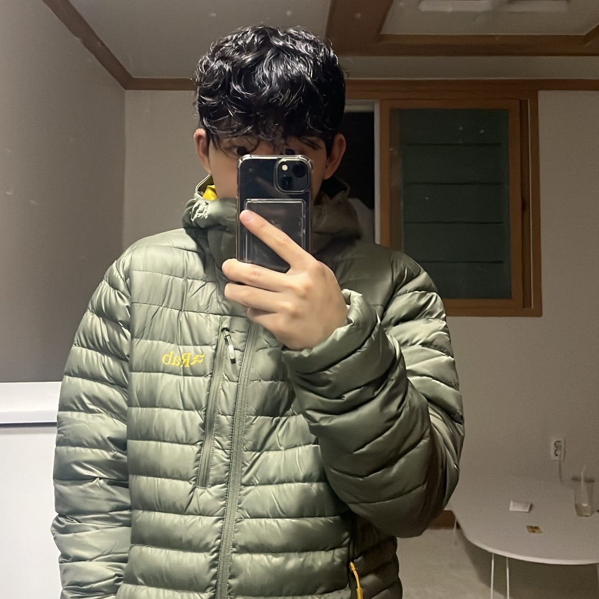 Rab Microlight Alpine Jacket Light Khaki 착용 스타일
