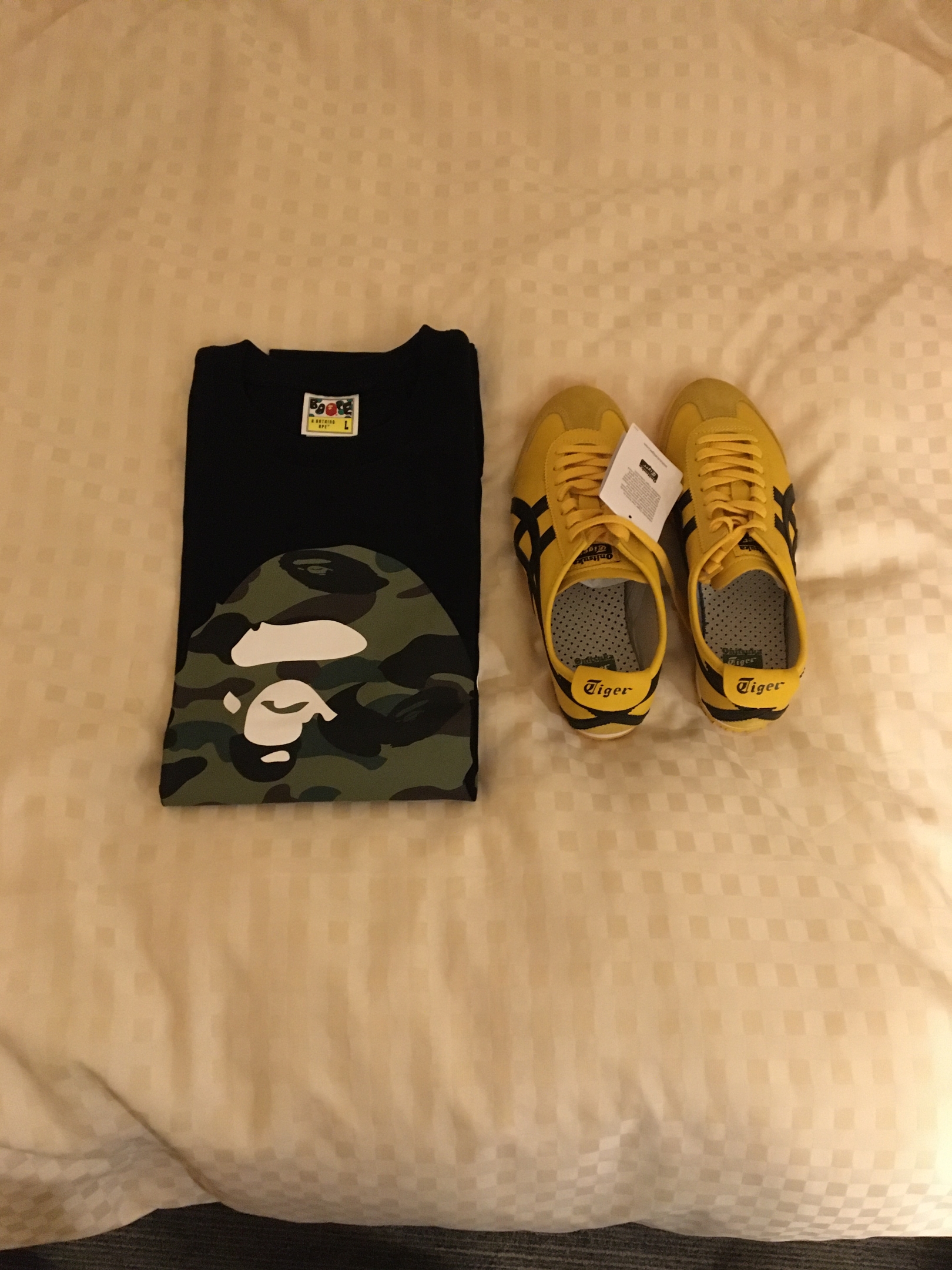 Onitsuka Tiger Mexico 66 Yellow Black, BAPE 1st Camo By Bathing Ape T-Shirt Black 착용 스타일