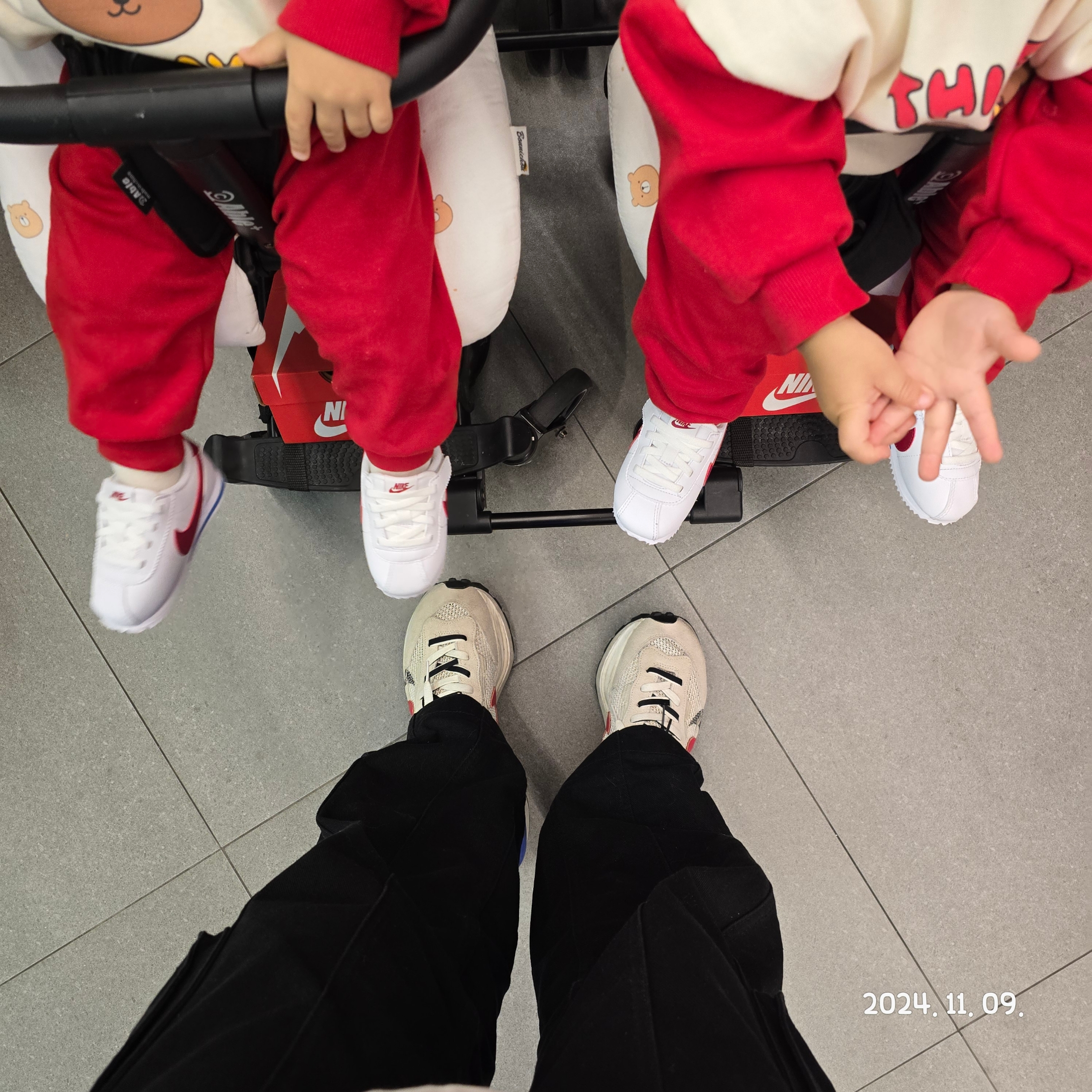 Stussy Built Tough T-Shirt White, Nike x Sacai VaporWaffle Royal Fuchsia 착용 스타일 - 2