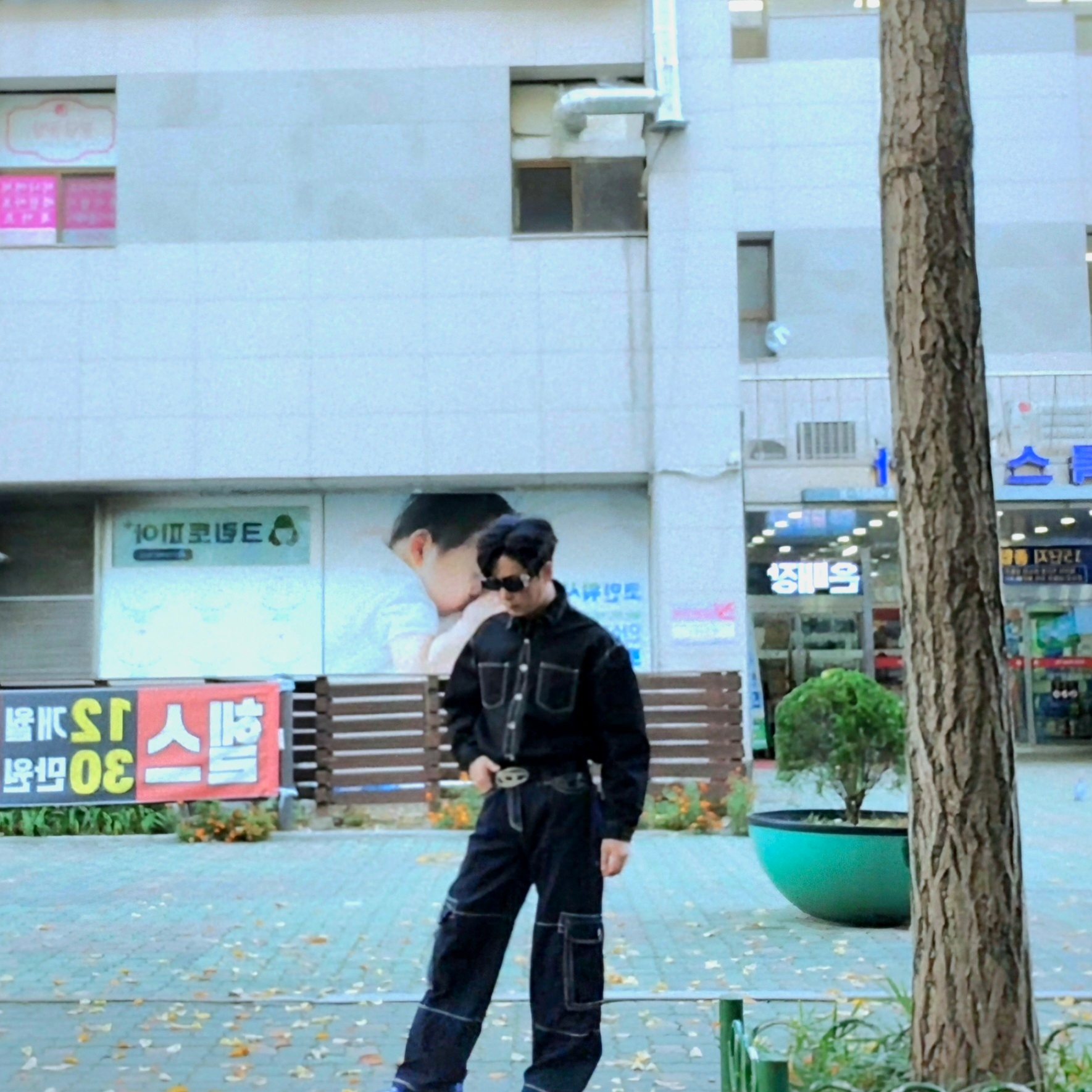 True Religion x KIRSH Stitch Point Denim Cargo Pants Blue Denim, Nike x Ambush Dunk High Deep Royal Blue 착용 스타일 - 3