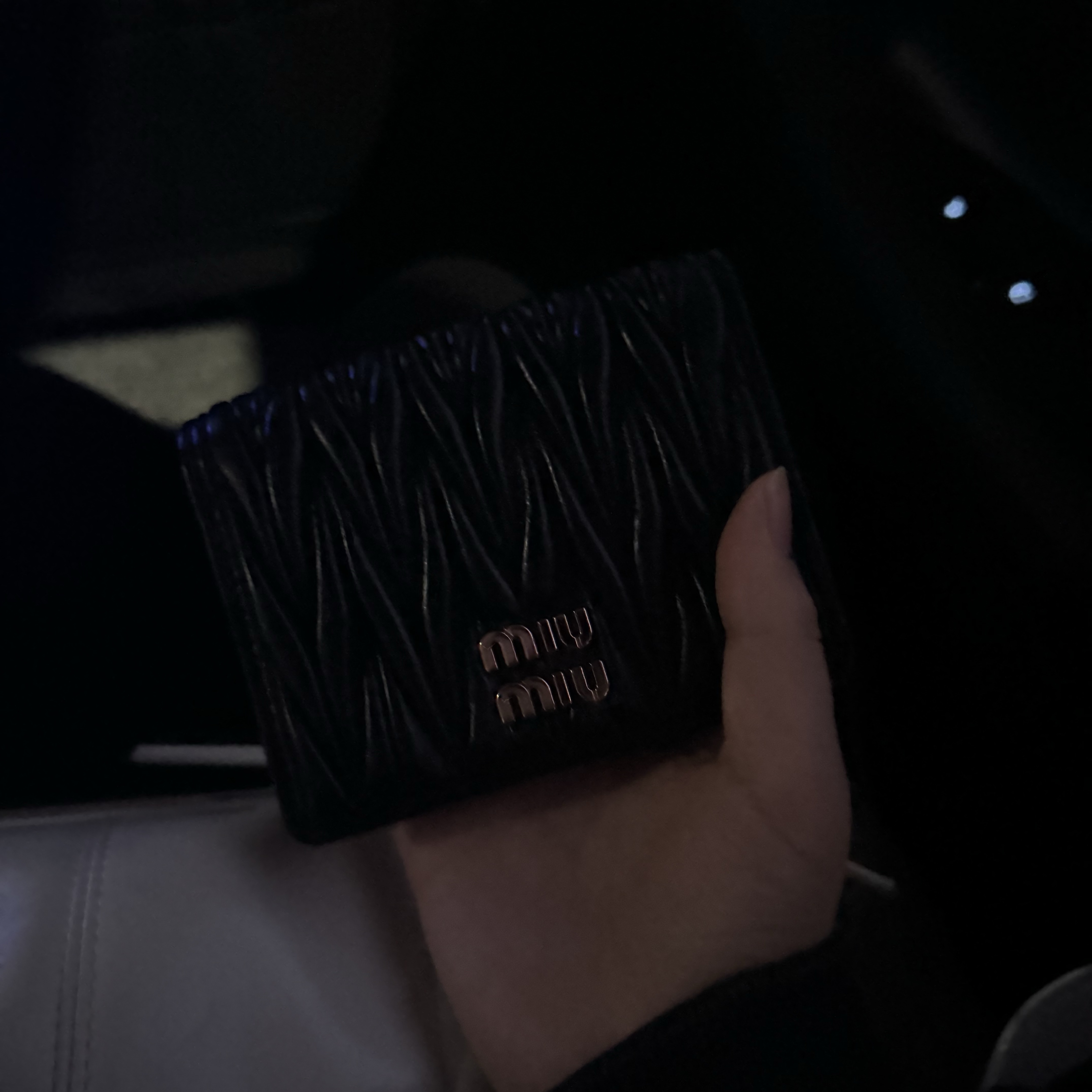 Miu Miu Matelasse Nappa Leather Wallet Black 착용 스타일
