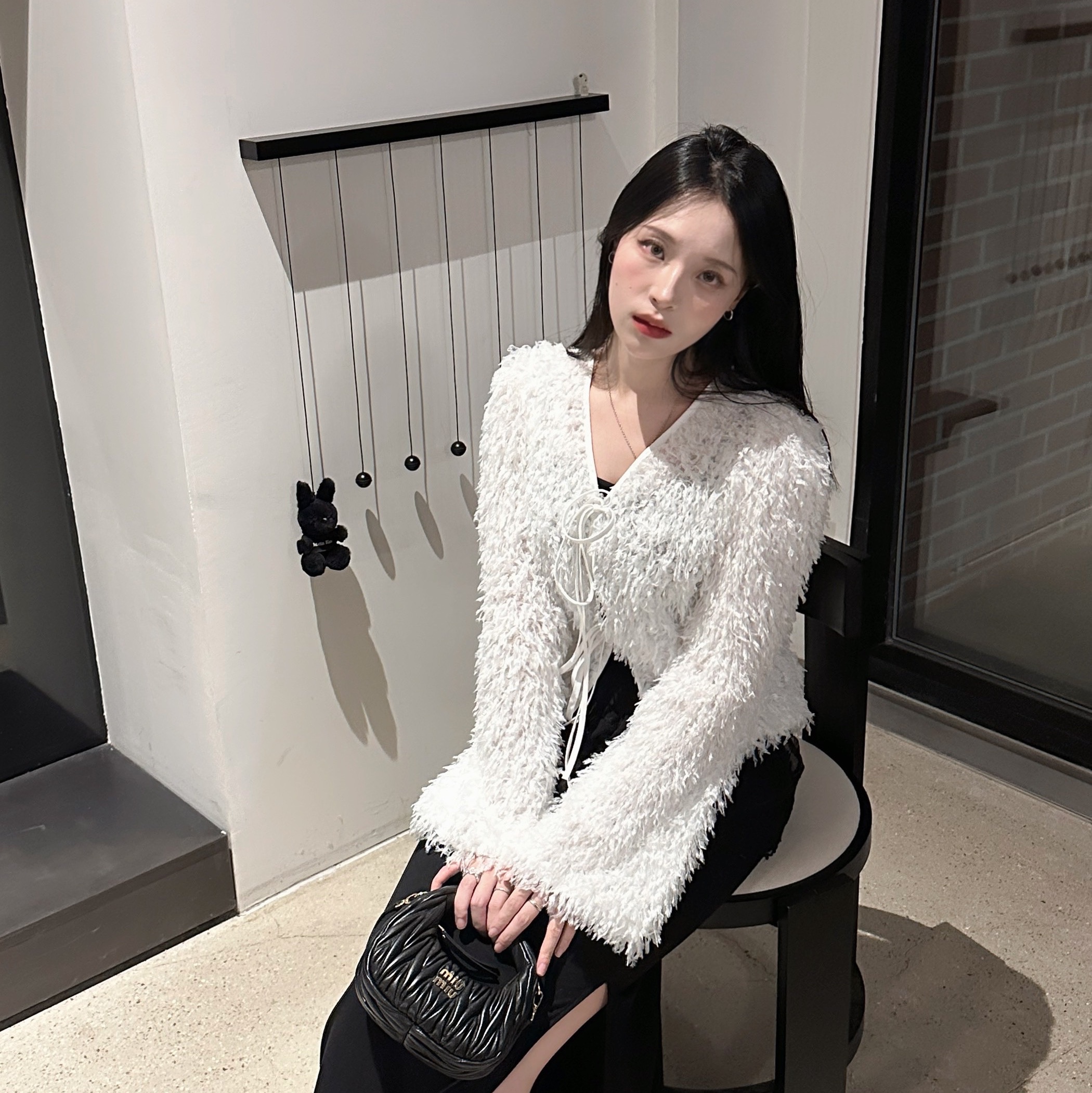 Miu Miu Wander Matelasse Nappa Leather Small Hobo Bag Black 착용 스타일 - 1