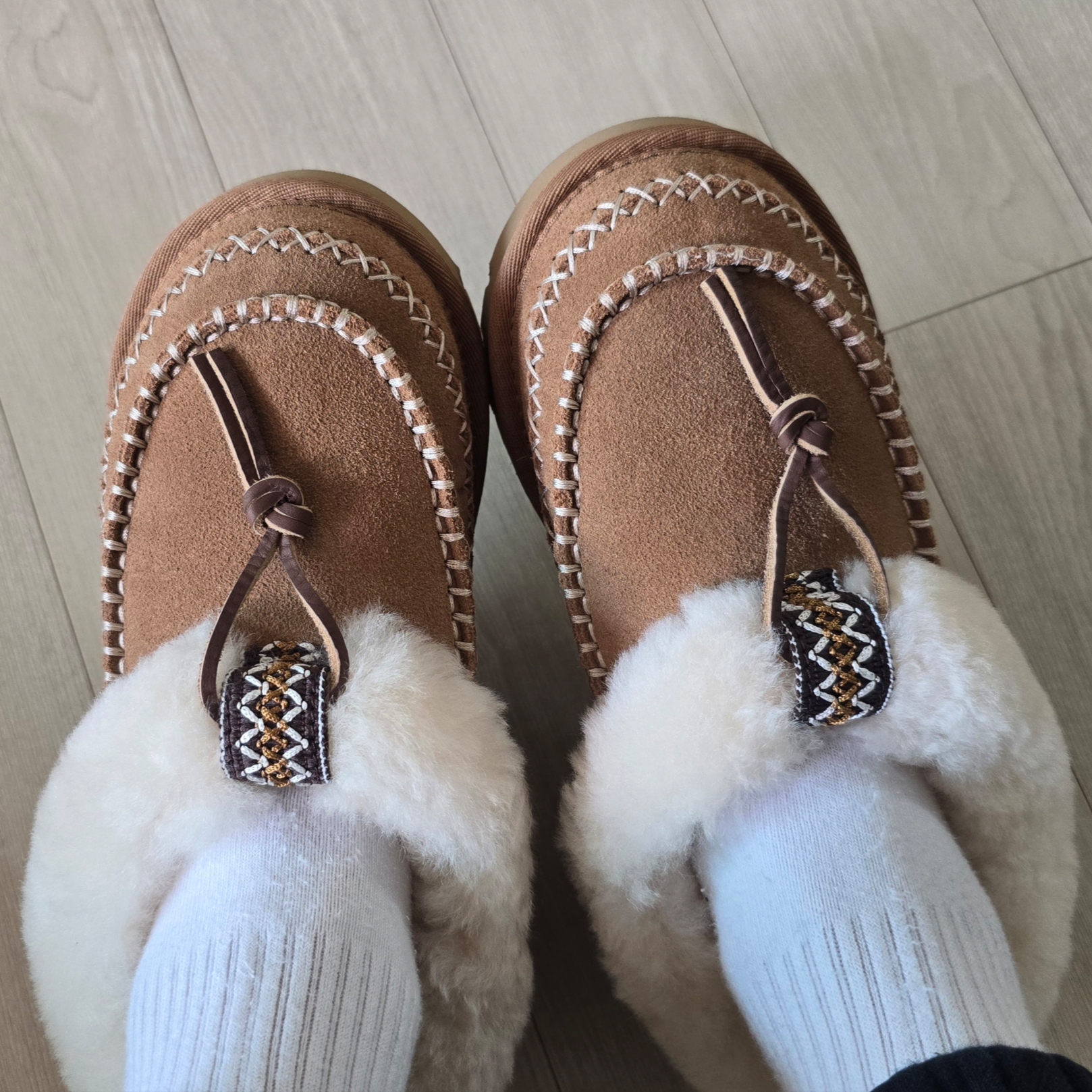 (W) UGG Tasman Alpine Chestnut 착용 스타일 - 1