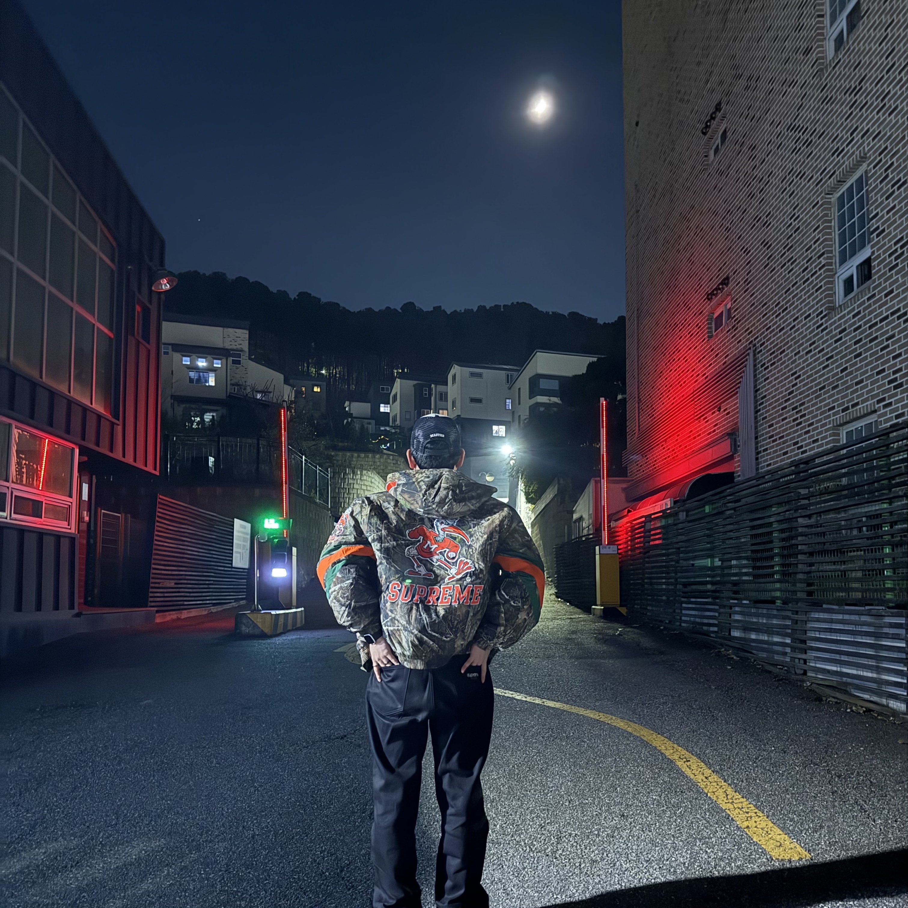 Supreme Mitchell & Ness NCAA Hooded Stadium Jacket TrueTimber Kanati Camo - 24FW 착용 스타일 - 2