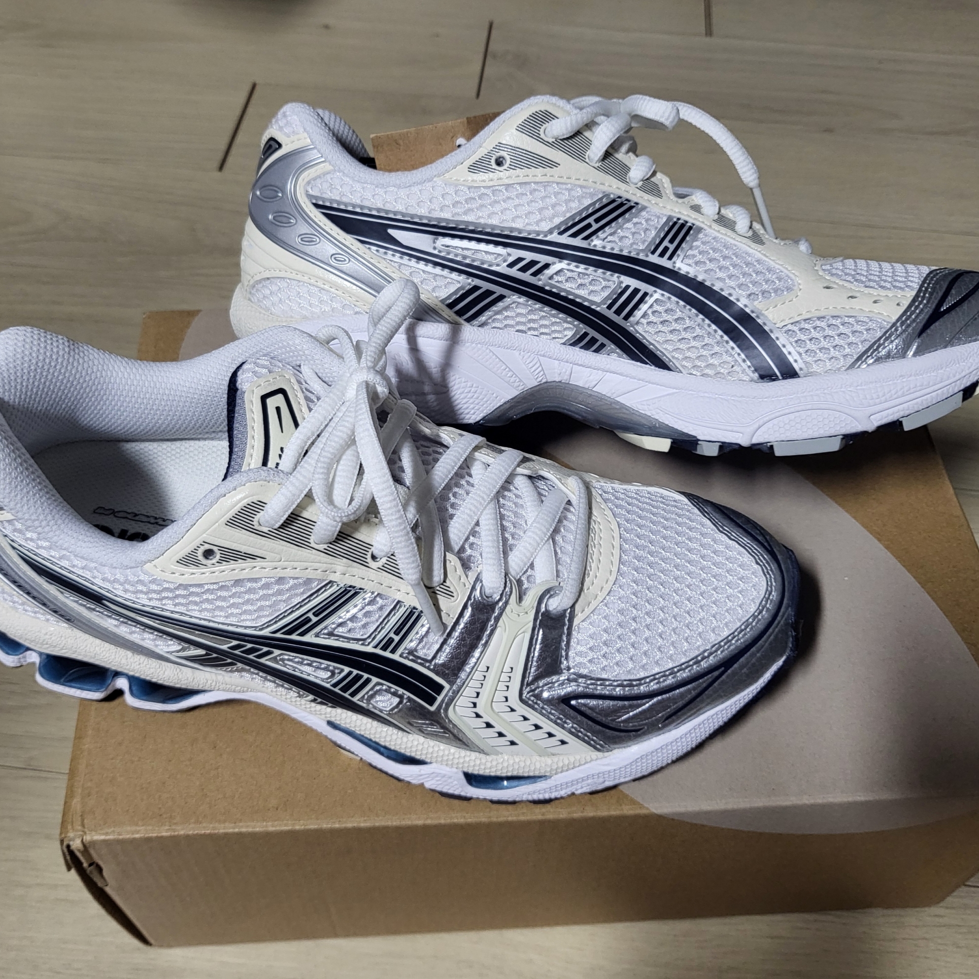 (W) Asics Gel-Kayano 14 White Midnight, Asics Gel-Kayano 14 Cream Black 착용 스타일 - 1
