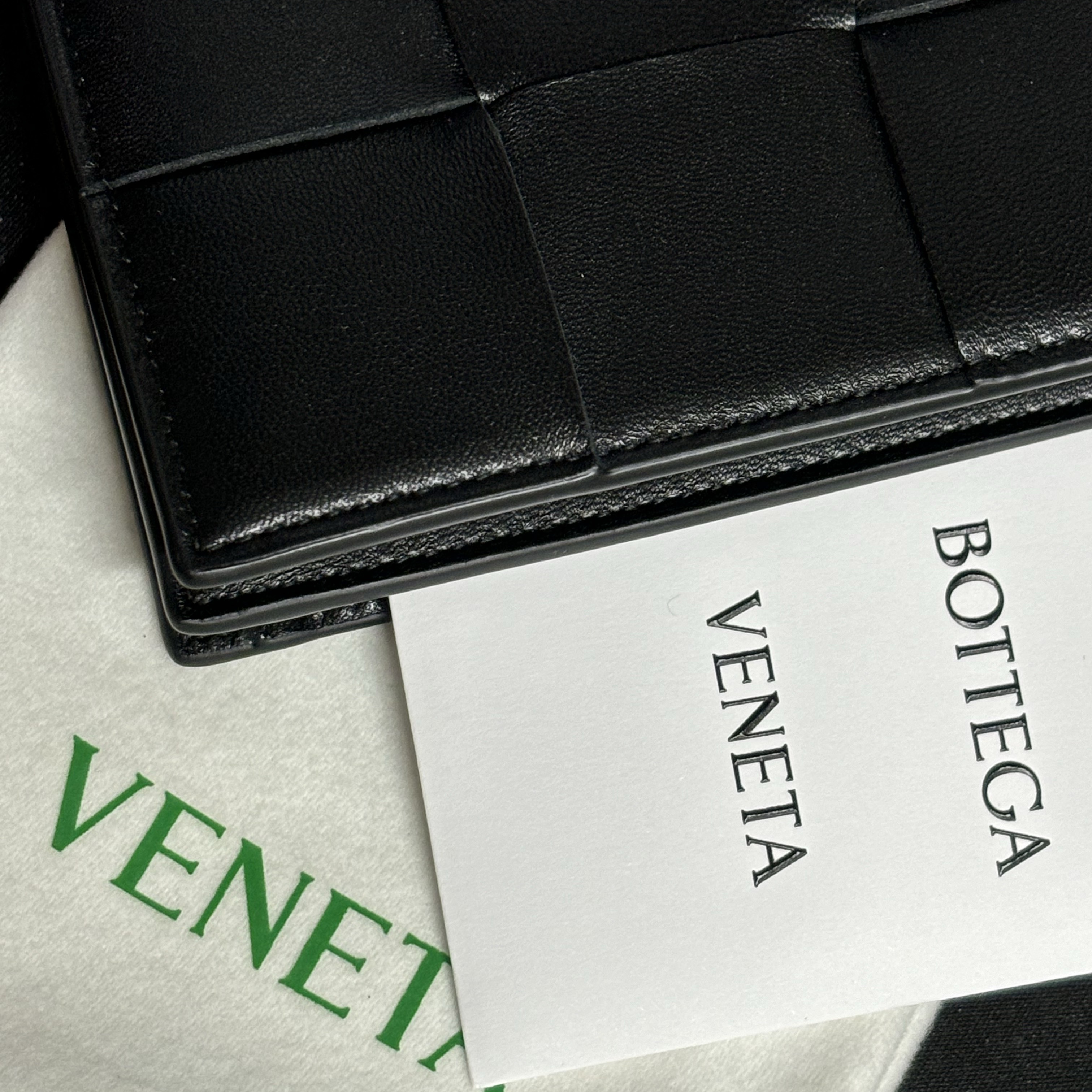 Bottega Veneta Business Card Case Black 착용 스타일