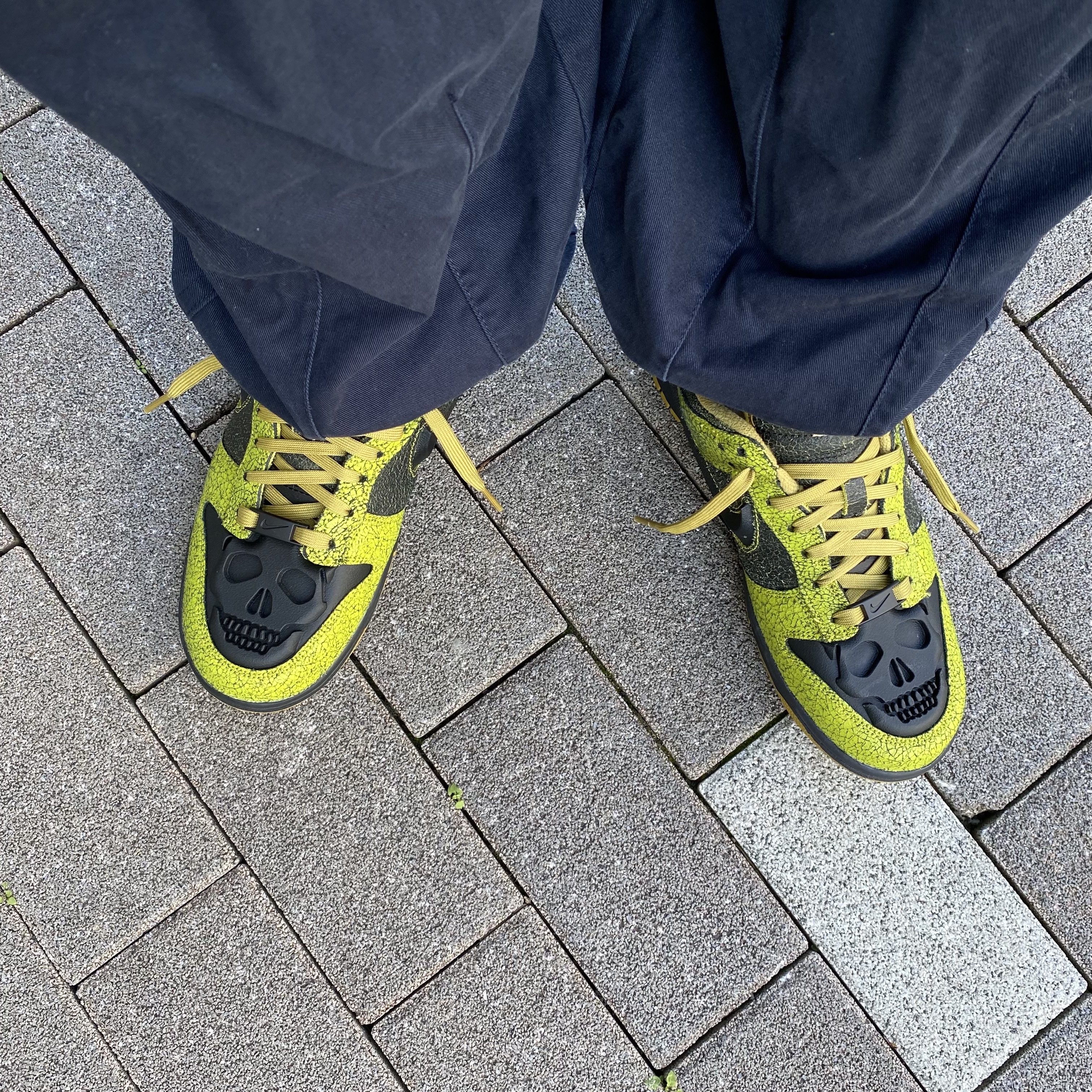 Nike Dunk Low Retro QS Halloween, Stussy Metal Bent Crown Keychain Silver 착용 스타일 - 2
