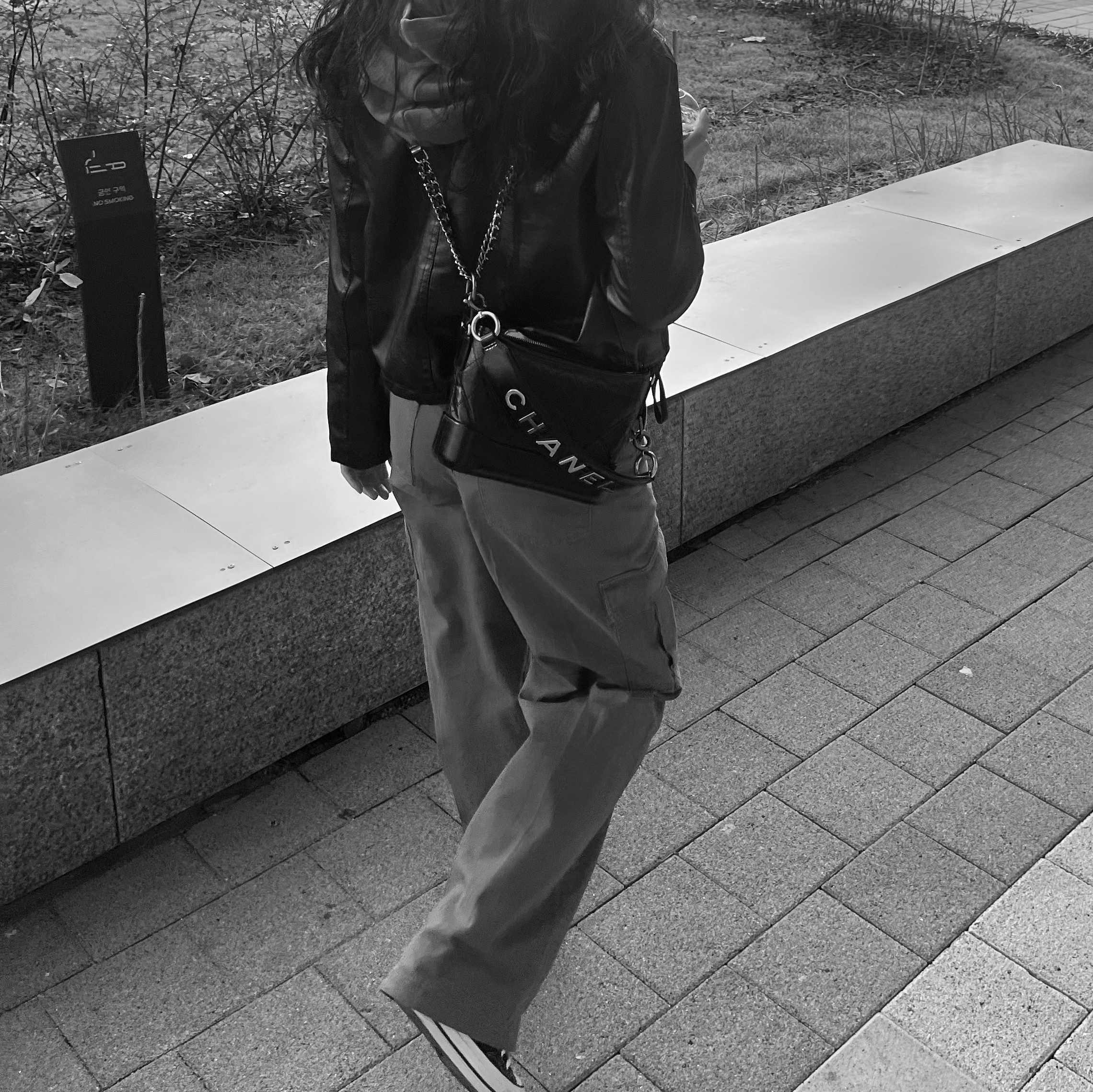 Chanel Gabrielle Small Hobo Bag Aged Calfskin & Gold Black, Converse x Stussy Chuck 70 High Black 착용 스타일