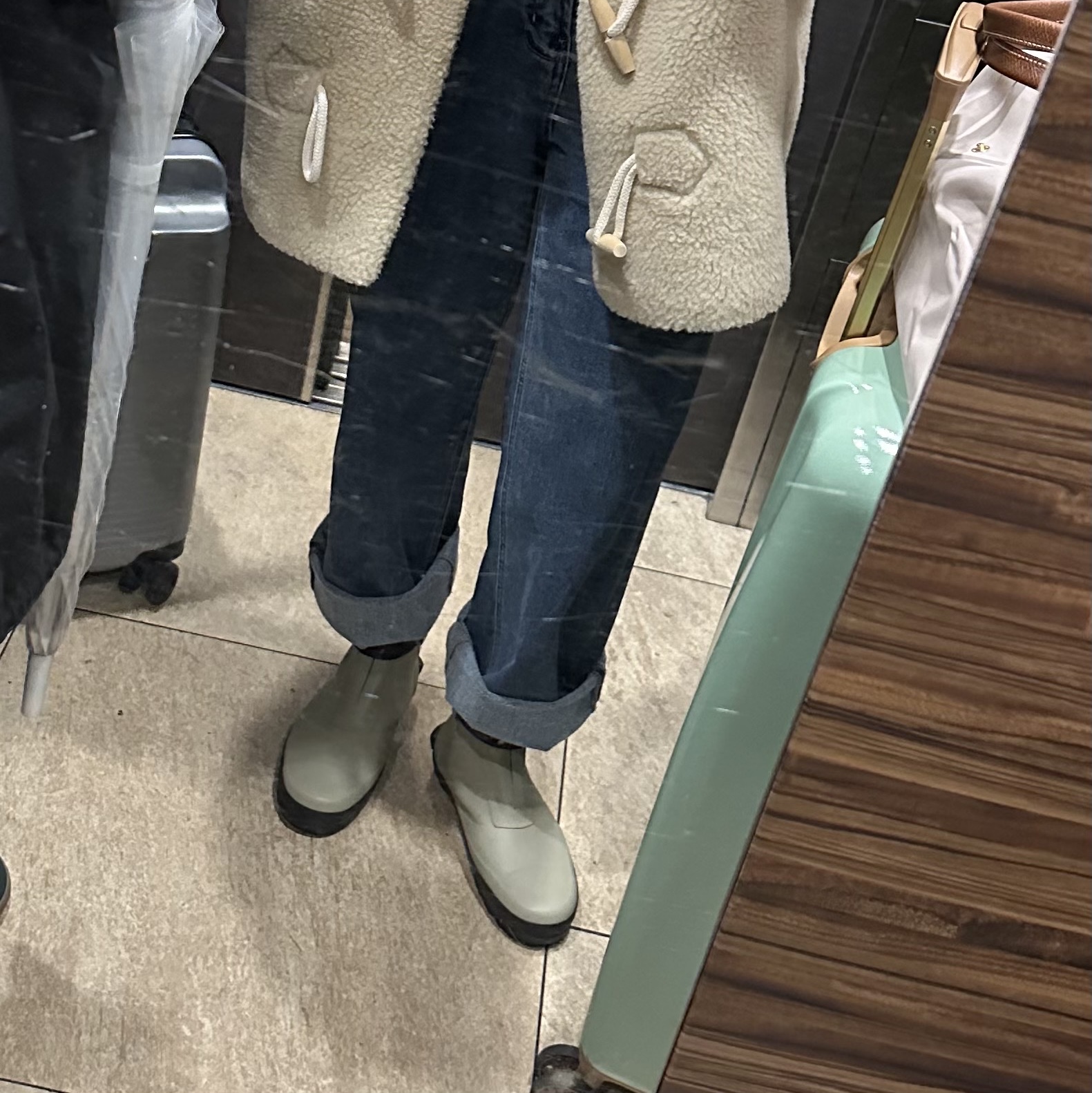 Moonstar x MHL. Rubber Rain Boots Dark Brown 착용 스타일 - 2