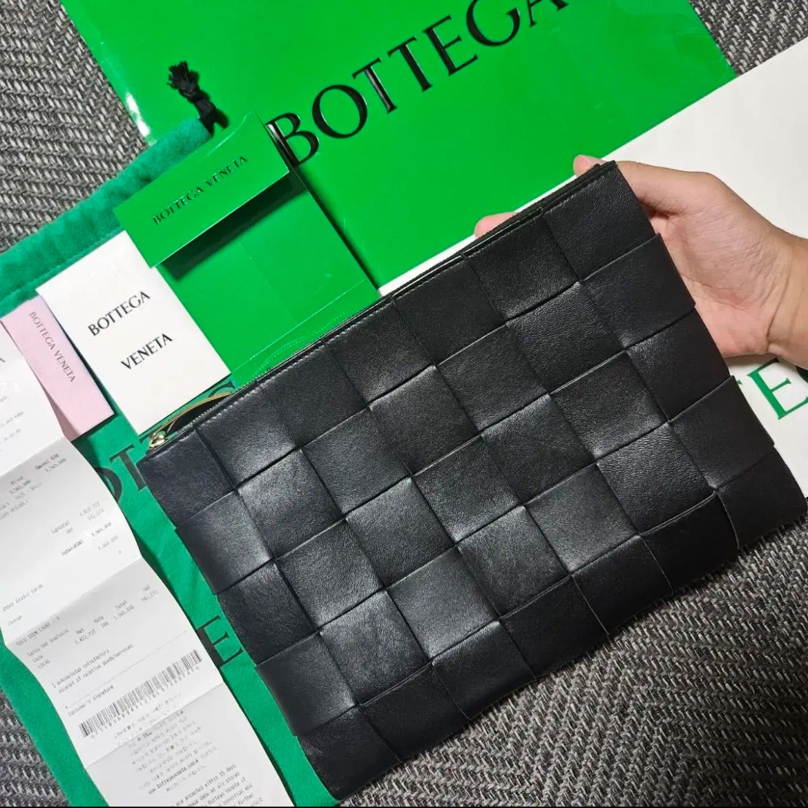 Bottega Veneta Medium Pouch Black 착용 스타일