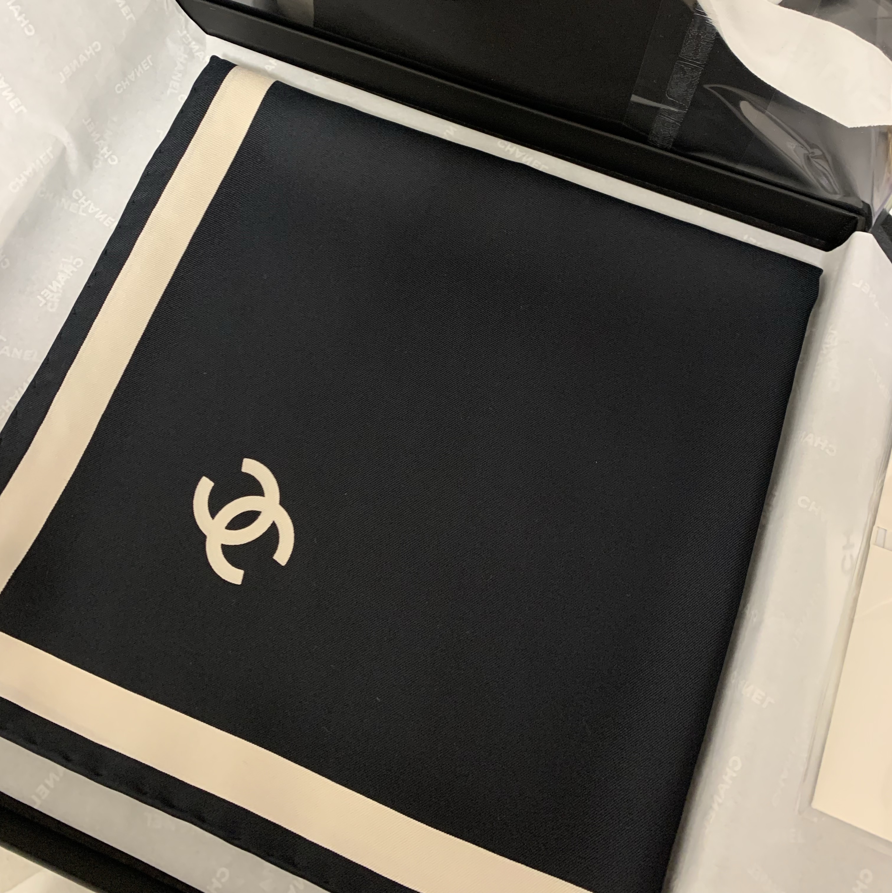 (W) Chanel Square Scarf Silk Twill & Black Ecru 착용 스타일 - 1