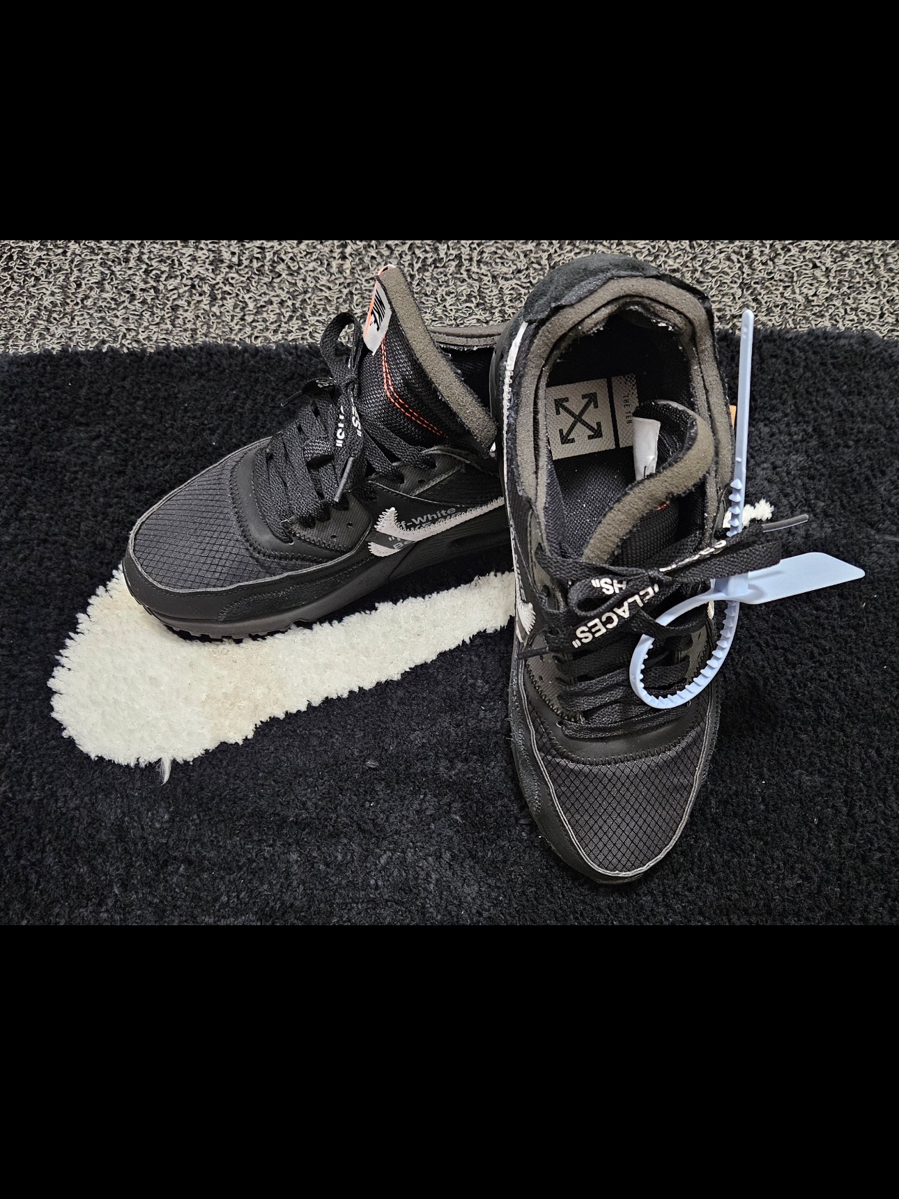 Nike x Off-White Air Max 90 V2 Black White 착용 스타일 - 2