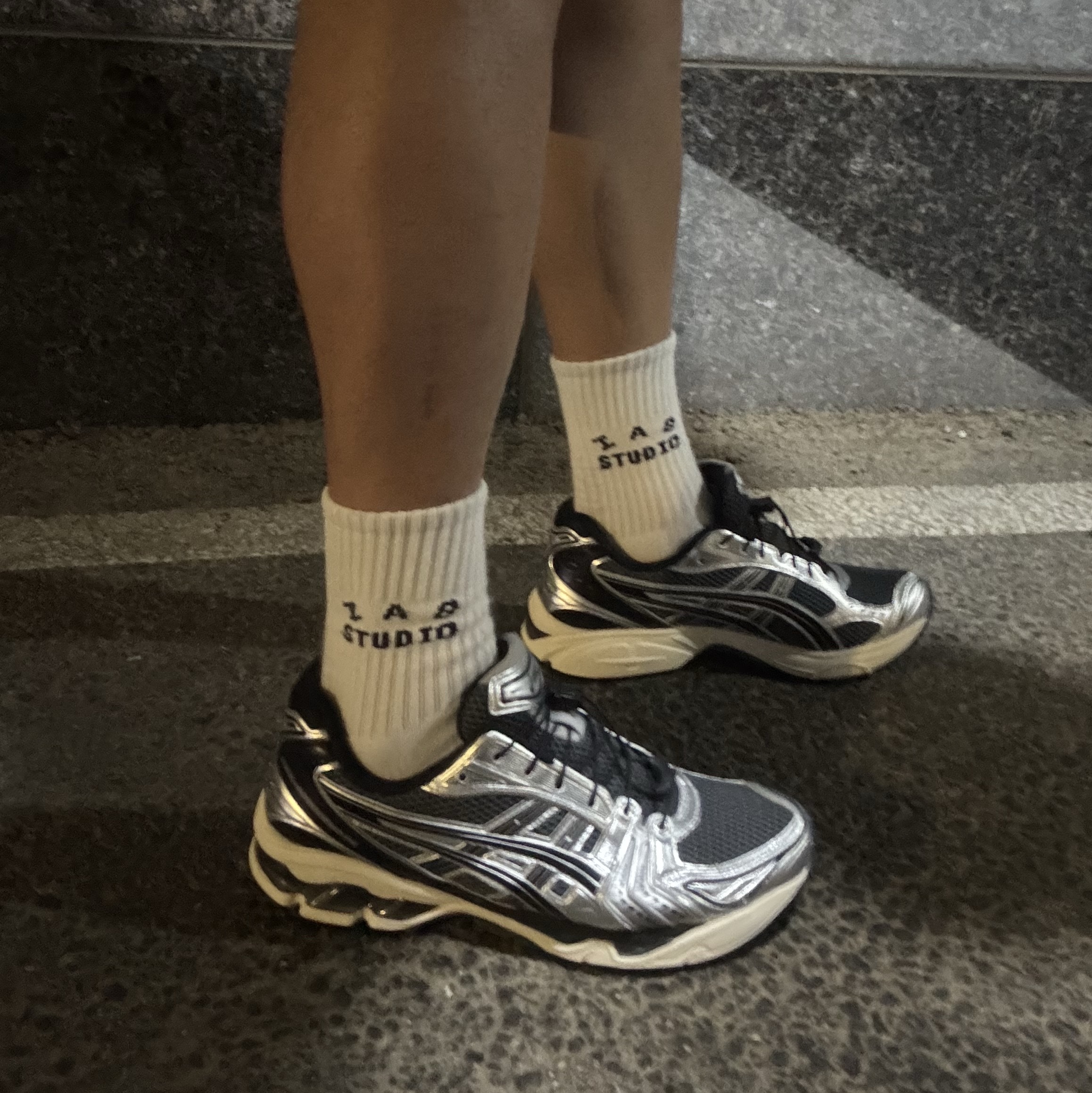 Asics Unlimited Gel-Kayano 14 Carrier Grey Black, IAB Studio Socks White (5 Pack) 착용 스타일 - 3