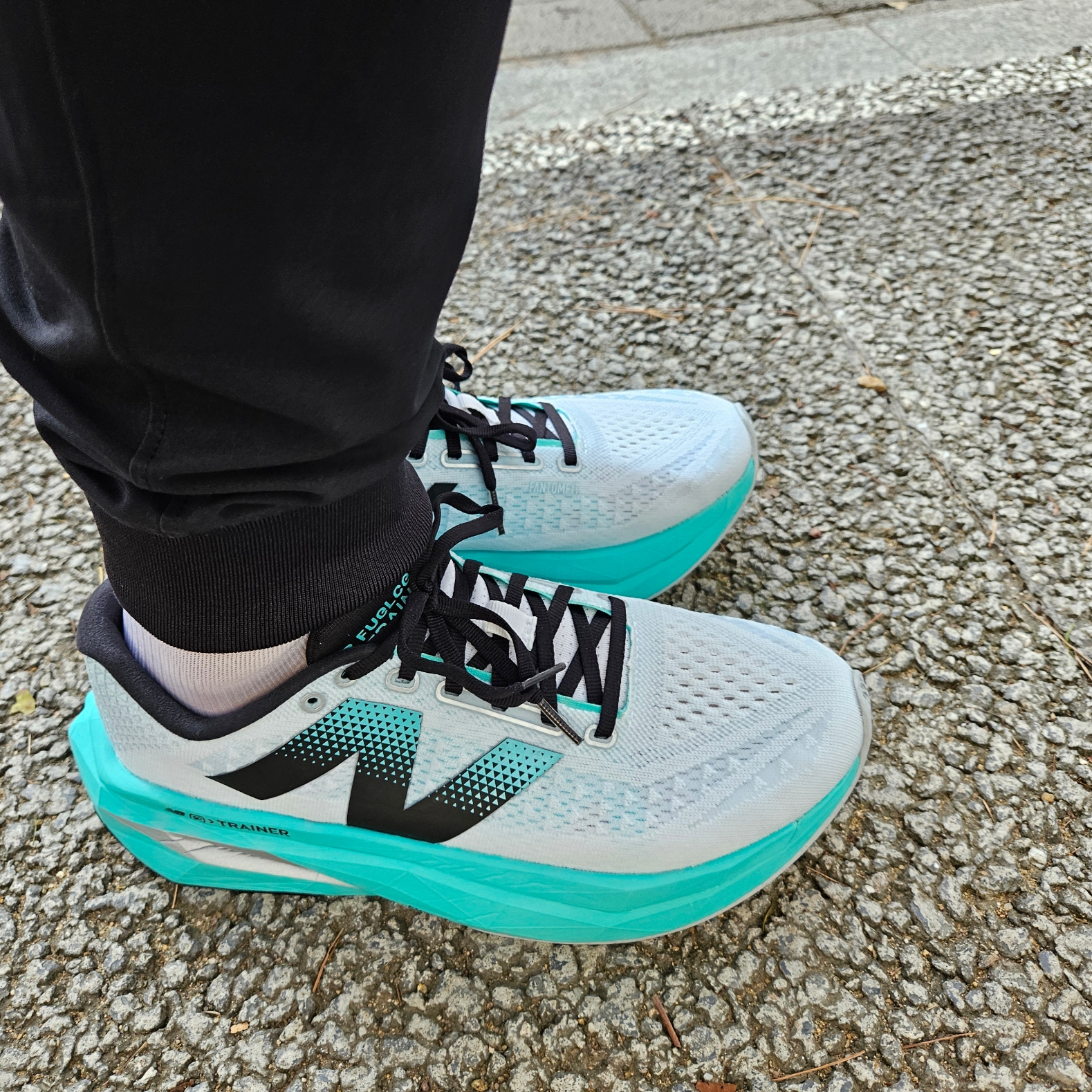 New Balance FuelCell Supercomp Trainer v3 White Cyber Jade - D Standard 착용 스타일 - 1