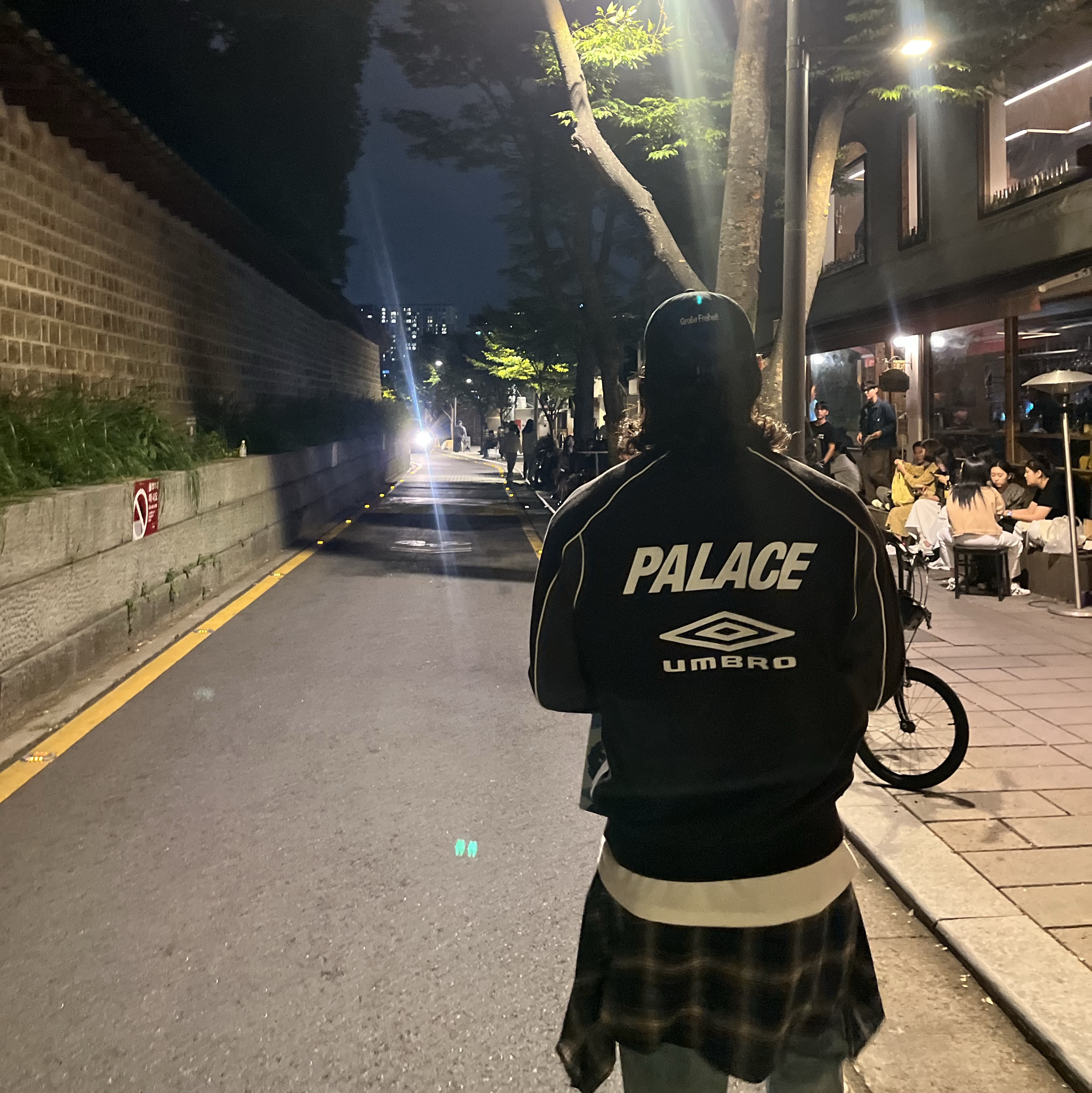 Palace x Umbro Crewneck Black - 24SS 착용 스타일 - 1