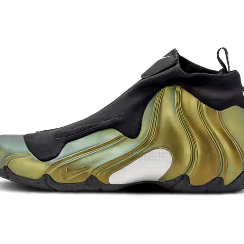 Nike Clogposite Black and Metallic Gold 착용 스타일 - 3