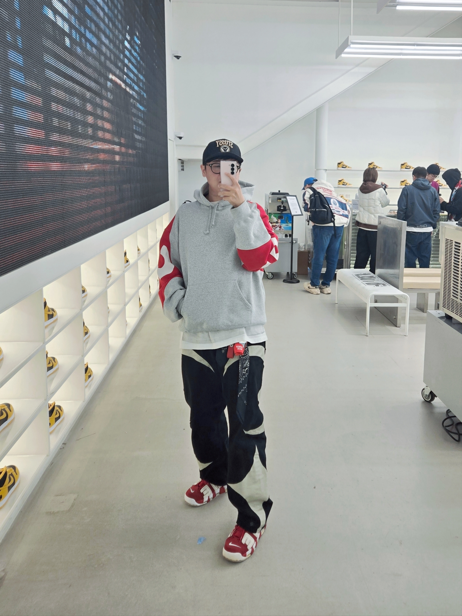 Supreme Big Logo Jacquard Hooded Sweatshirt Heather Grey - 23FW, Thug Club TC Leather Washing Denim Pants War Ver. Black 착용 스타일 - 1
