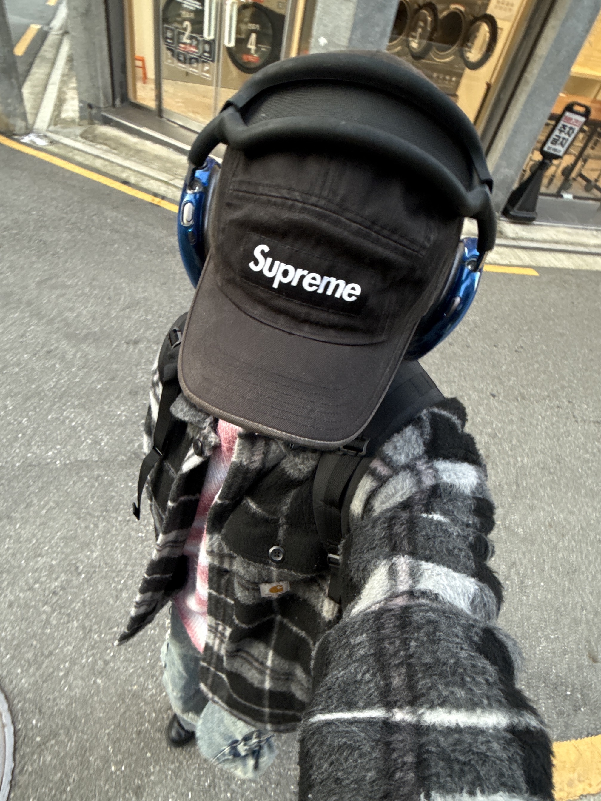 Nike x Supreme Air Force 1 Low Black, Supreme Backpack Black - 23FW 착용 스타일 - 3
