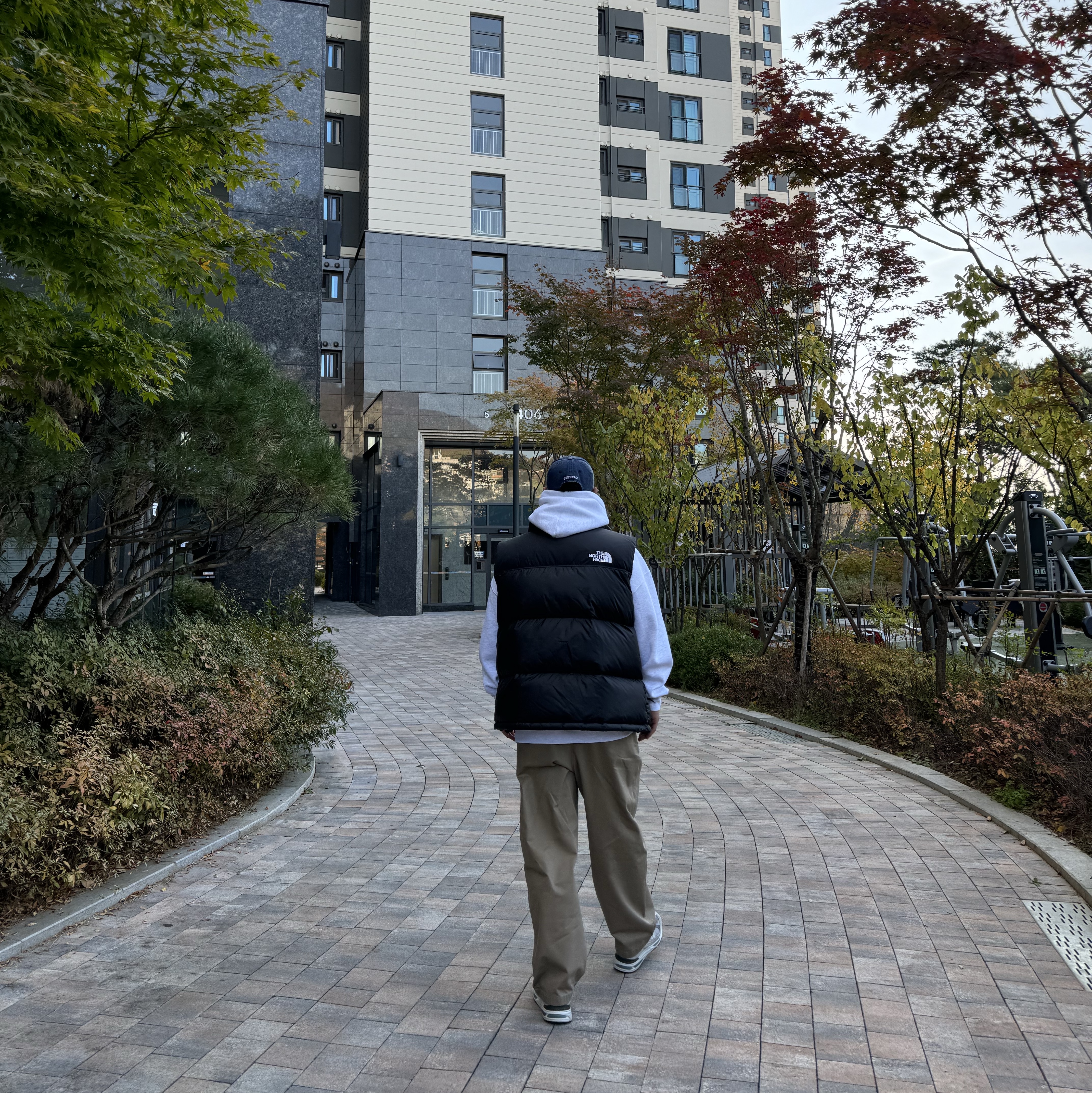 The North Face 1996 Retro Nuptse Vest Black 착용 스타일 - 4