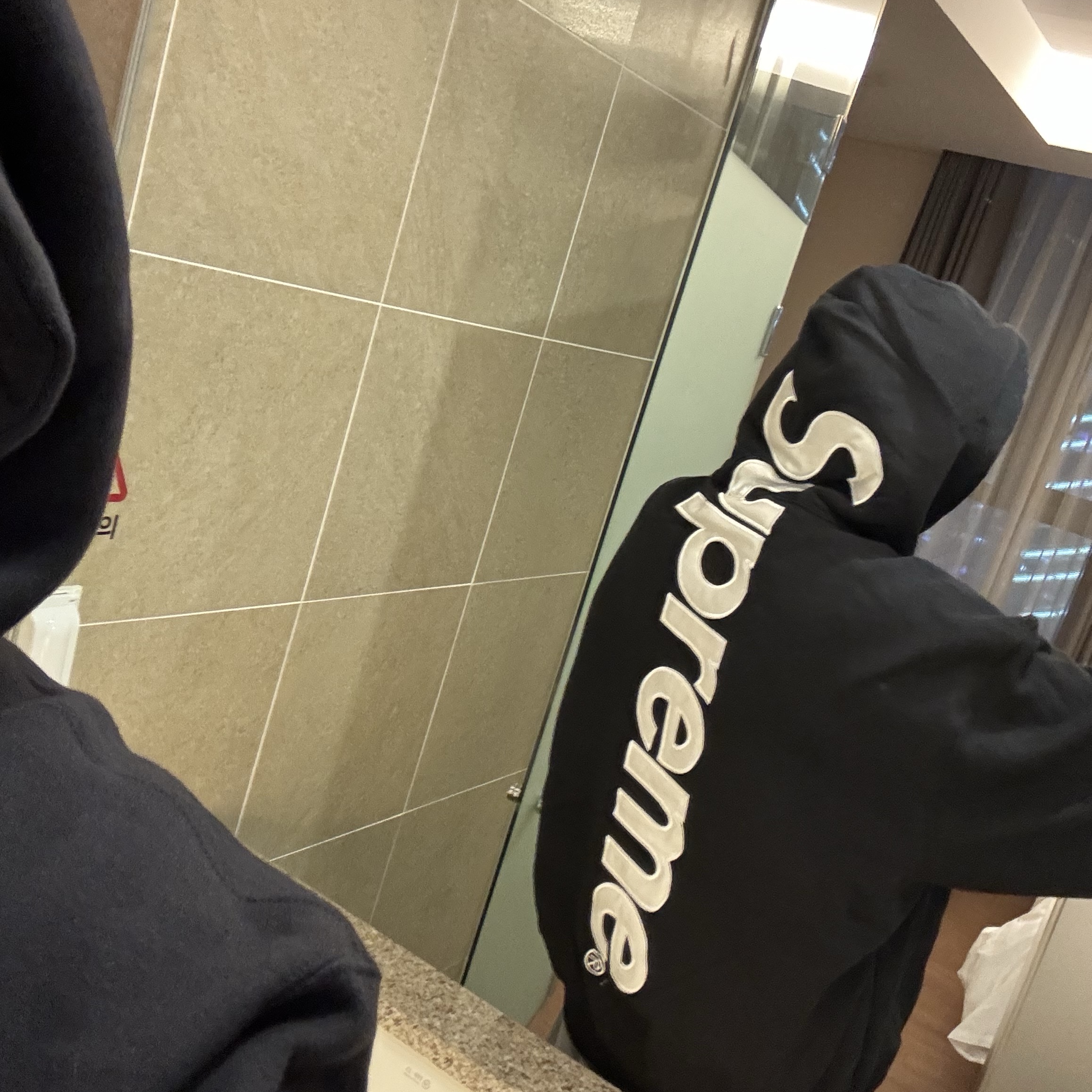 Supreme Satin Applique Hooded Sweatshirt Black - 24FW 착용 스타일 - 1