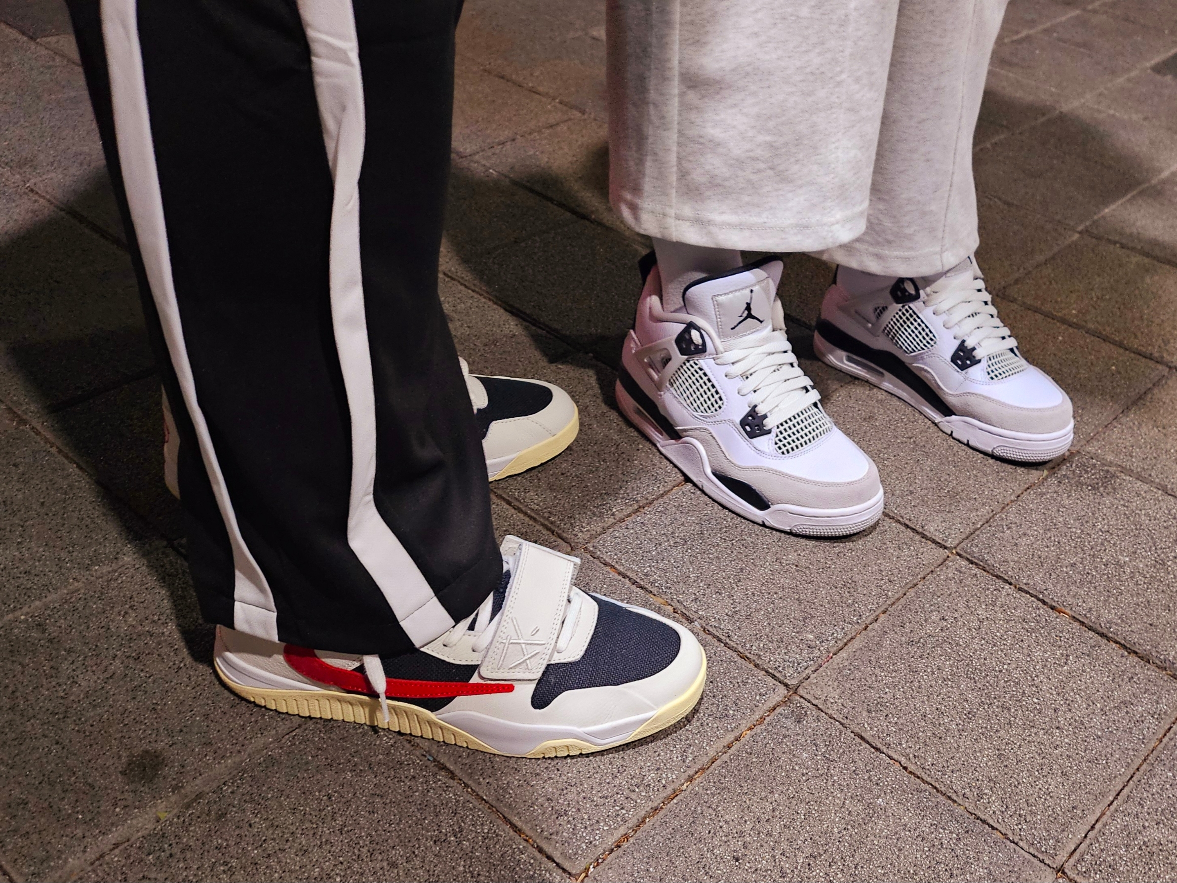 Jordan x Travis Scott Jumpman Jack TR University Red, (GS) Jordan 4 Retro White and Black 착용 스타일 - 3