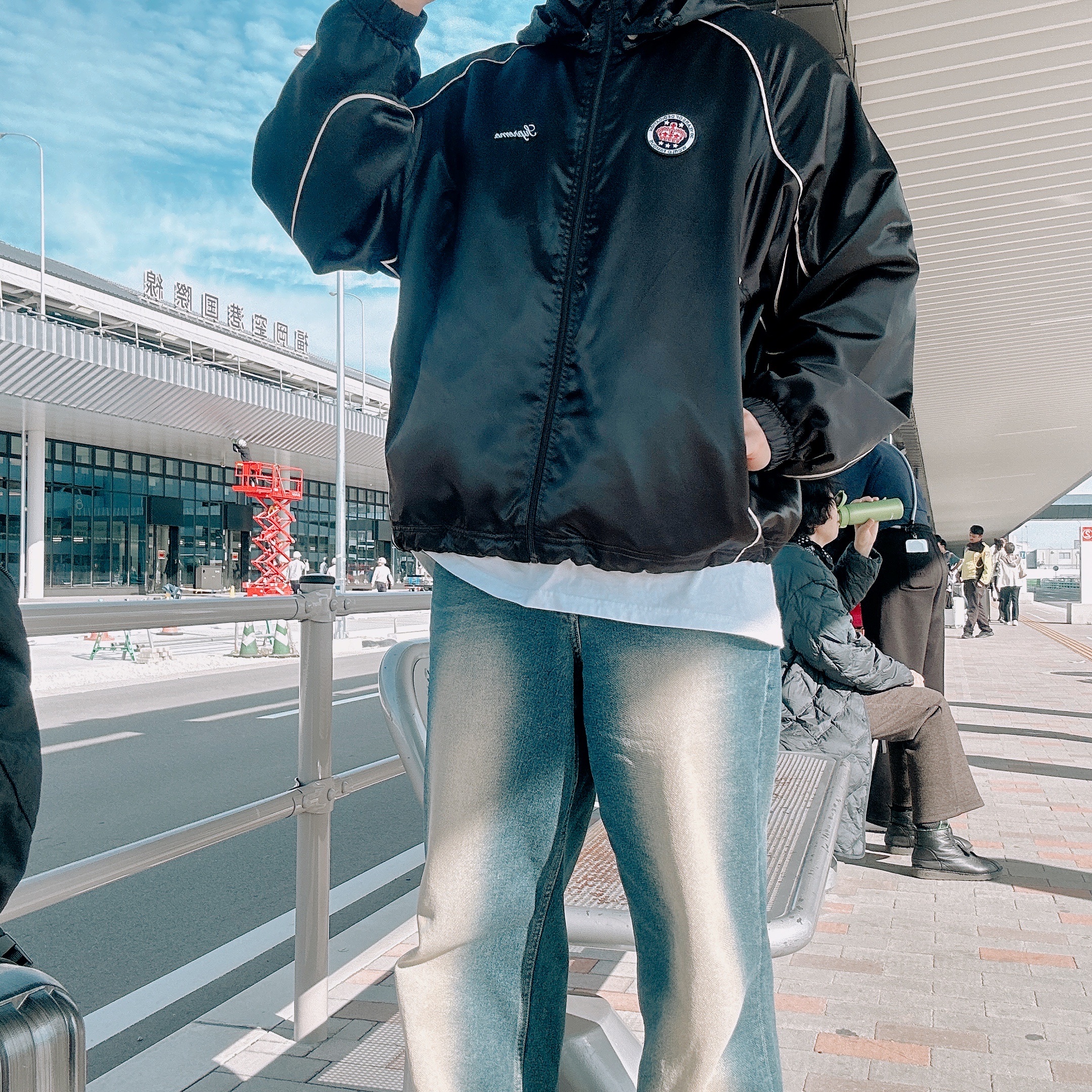 Supreme Satin Hooded Track Jacket Black - 24SS, Salomon x MM6 Maison Margiela XT-4 Mule Black 착용 스타일 - 1