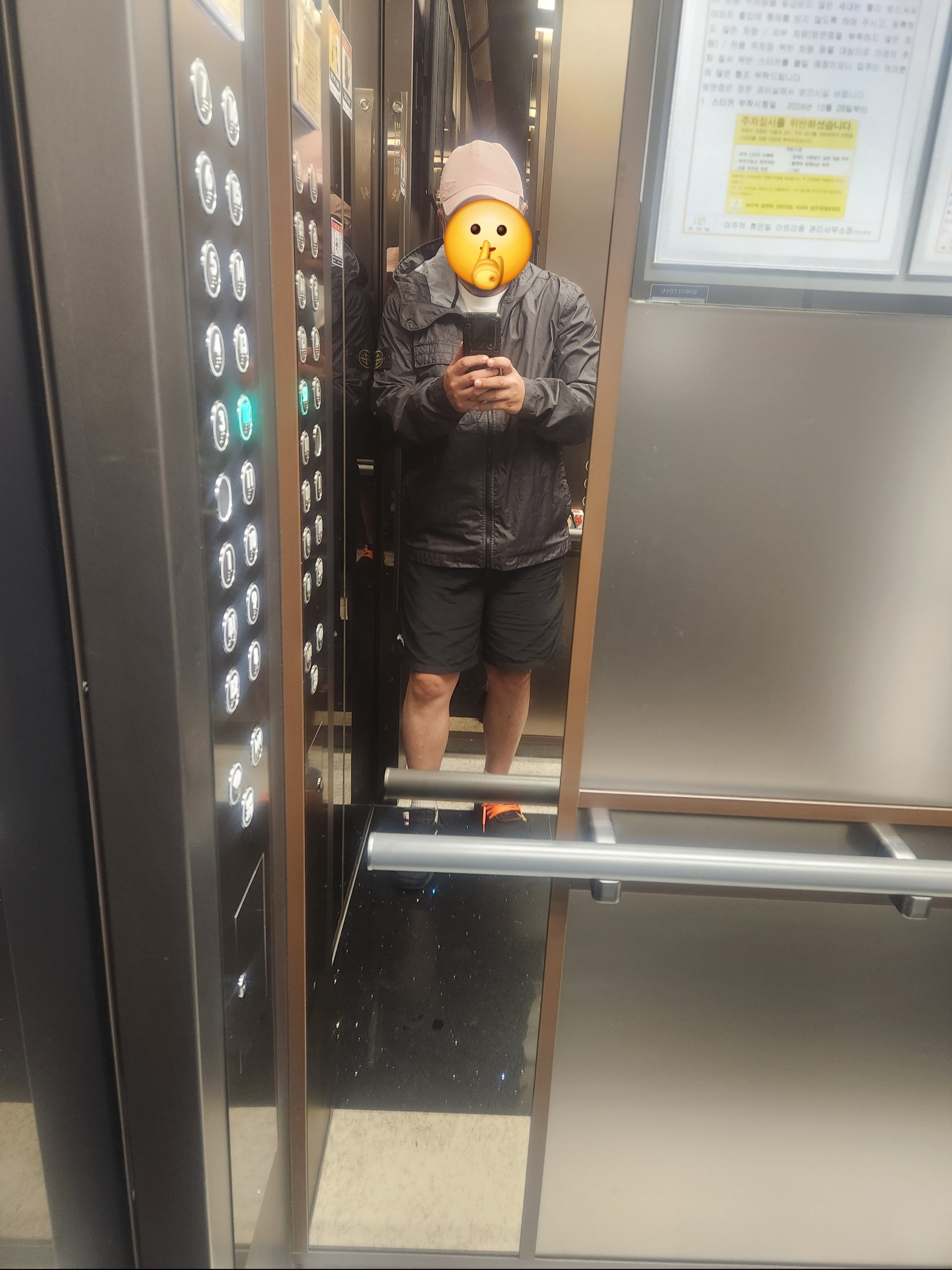 Balenciaga Political Campaign Hoodie Medium Fit Pacific Blue, Stone Island 64620 Brushed Cotton Fleece Bermuda Cargo Shorts Black - 22FW 착용 스타일 - 5