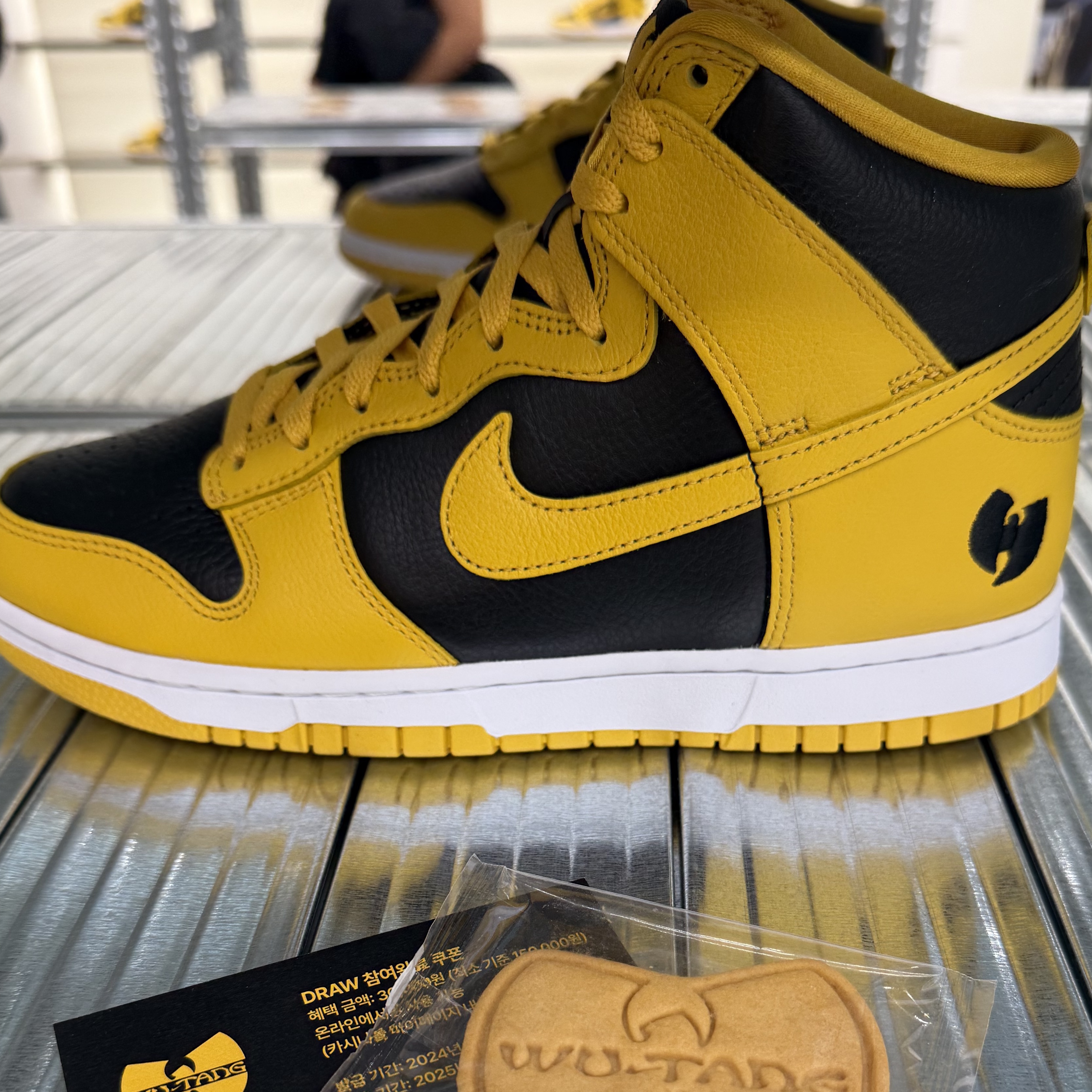 Nike Wu-Tang Clan Dunk High Black and Pollen 착용 스타일 - 2