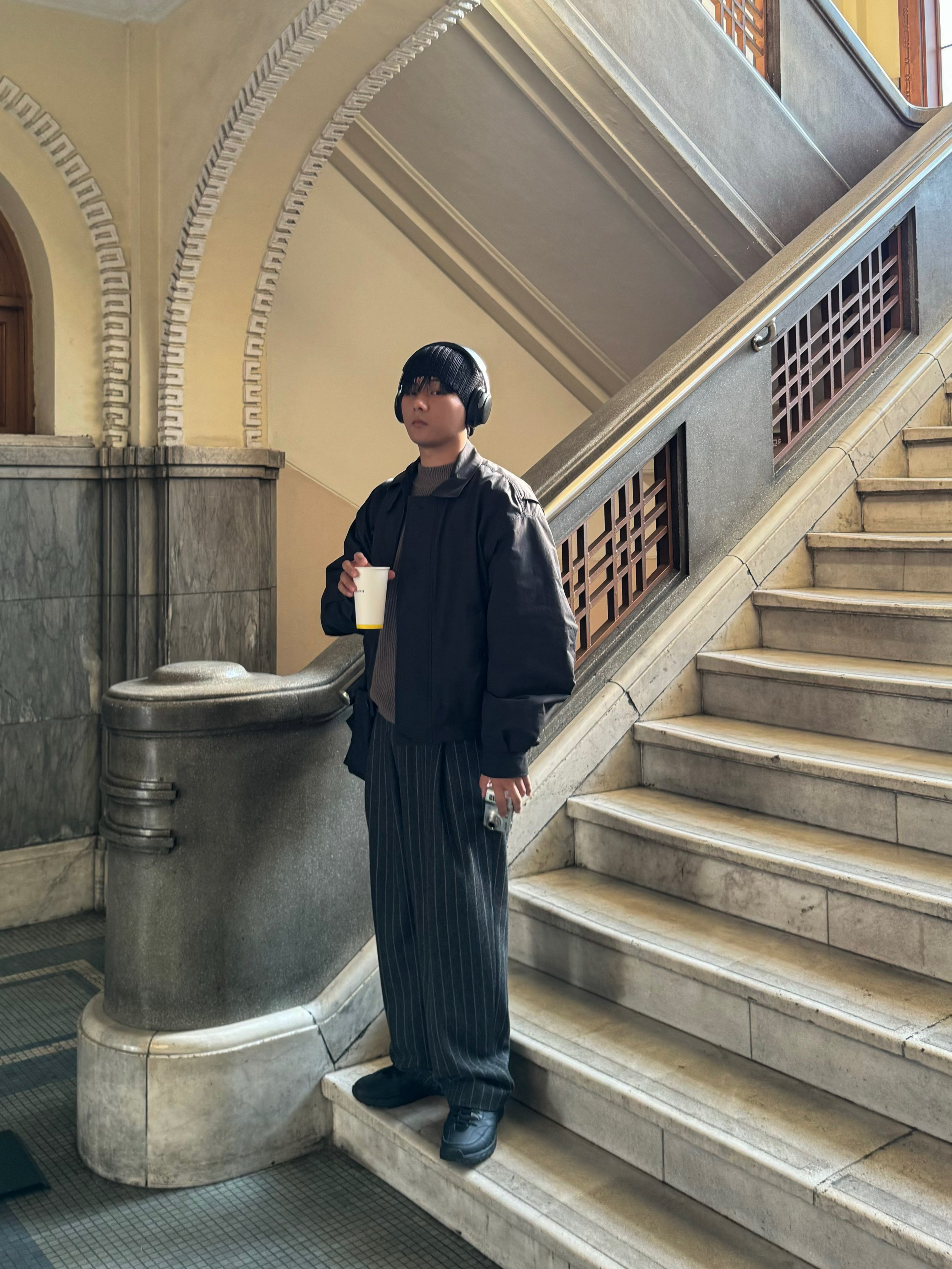 Amomento Cotton Nylon Padded Jumper Black - 24FW, Uniqlo Multi Pocket Shoulder Bag Black 착용 스타일 - 9