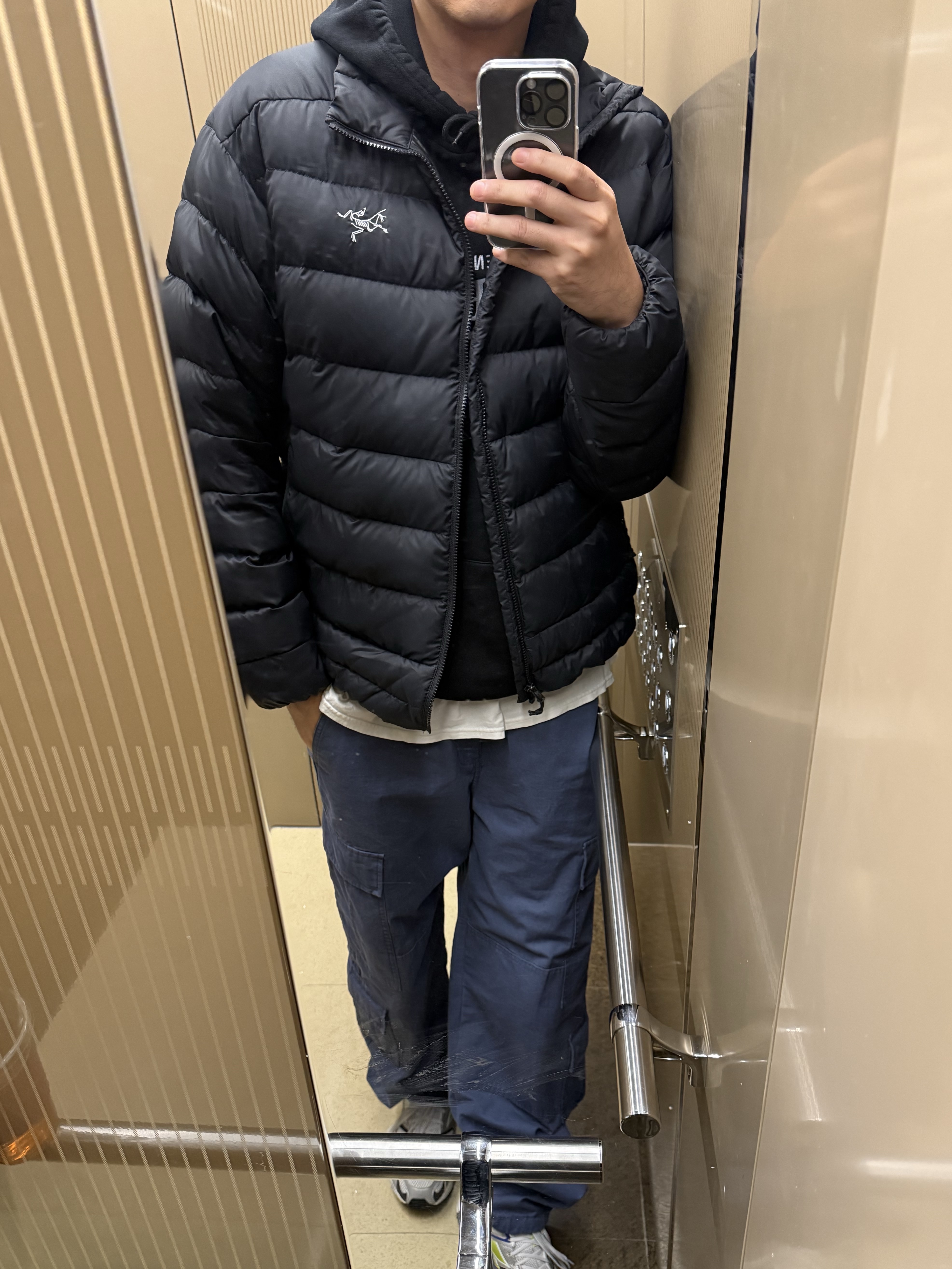 Arc'teryx Thorium Jacket Black, Stussy Ripstop Surplus Cargo Pants Washed Blue 착용 스타일