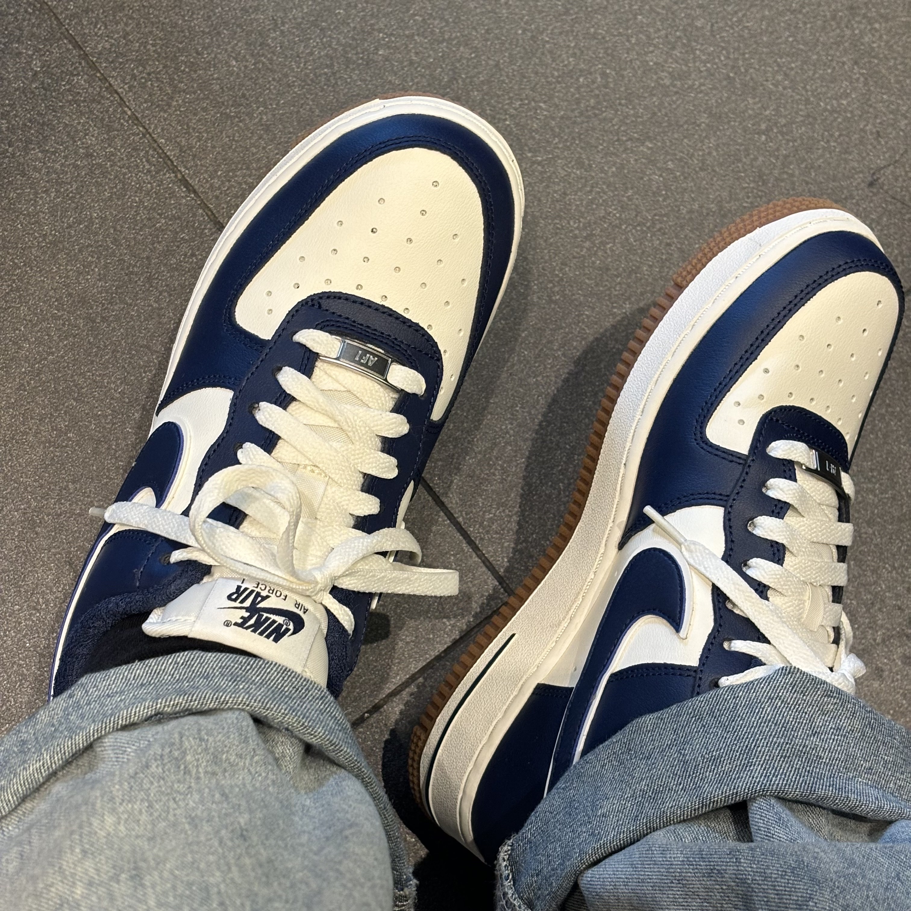 Nike Air Force 1 '07 LV8 Midnight Navy 착용 스타일