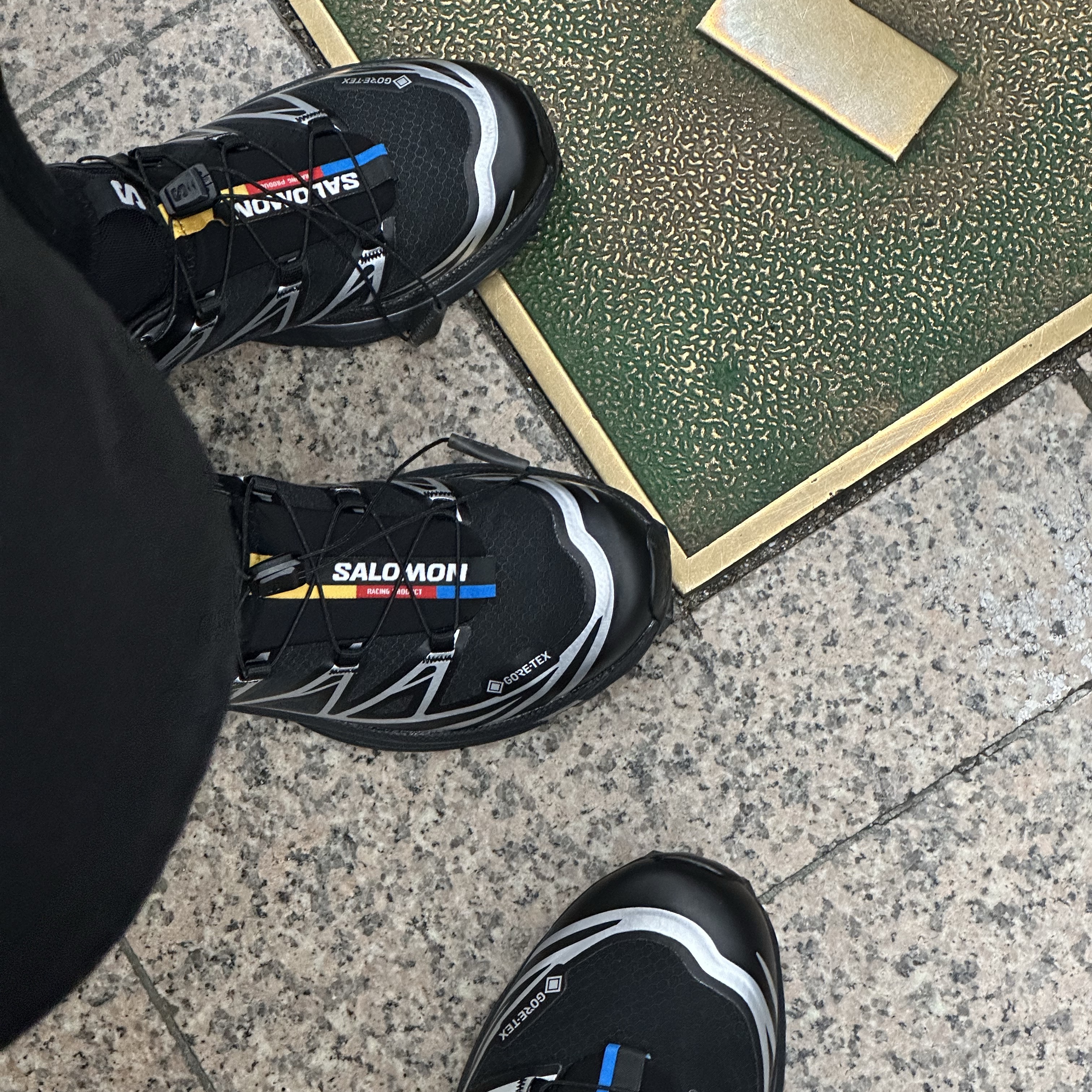 Salomon XT-6 GTX Black Silver 착용 스타일 - 1